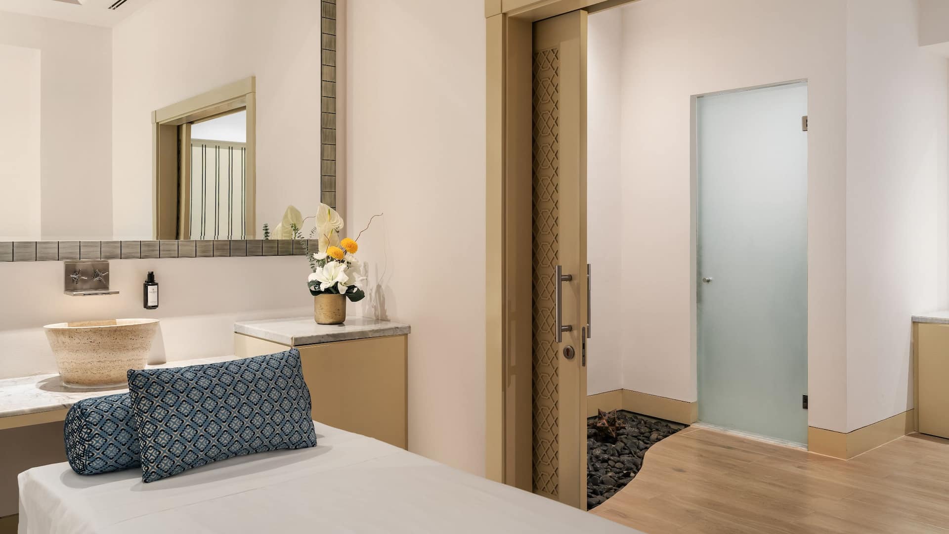 Grand Hyatt Doha Hotel & Villas Jaula Spa Couple Massage Room With Bathroom