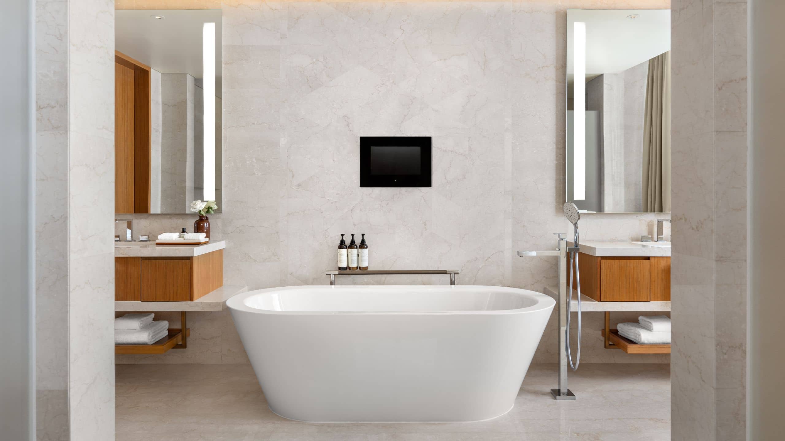 2 de 6 Park Hyatt Doha Diplomat Suite Bathtub Double Vanities
