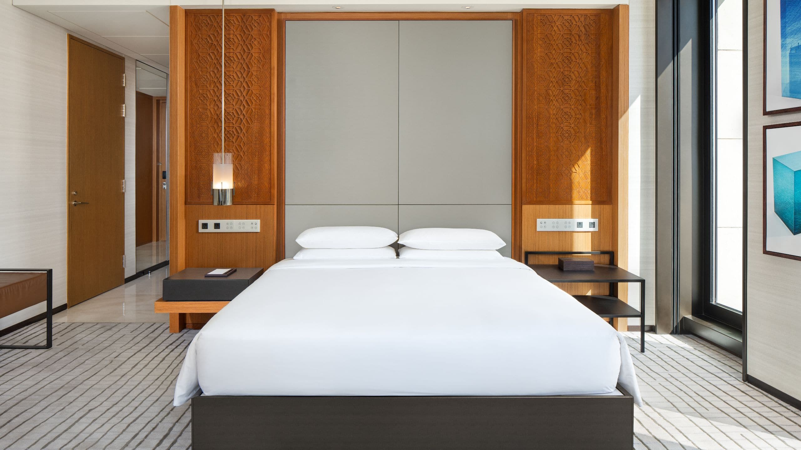 1 de 2 Park Hyatt Doha King Deluxe Bedroom