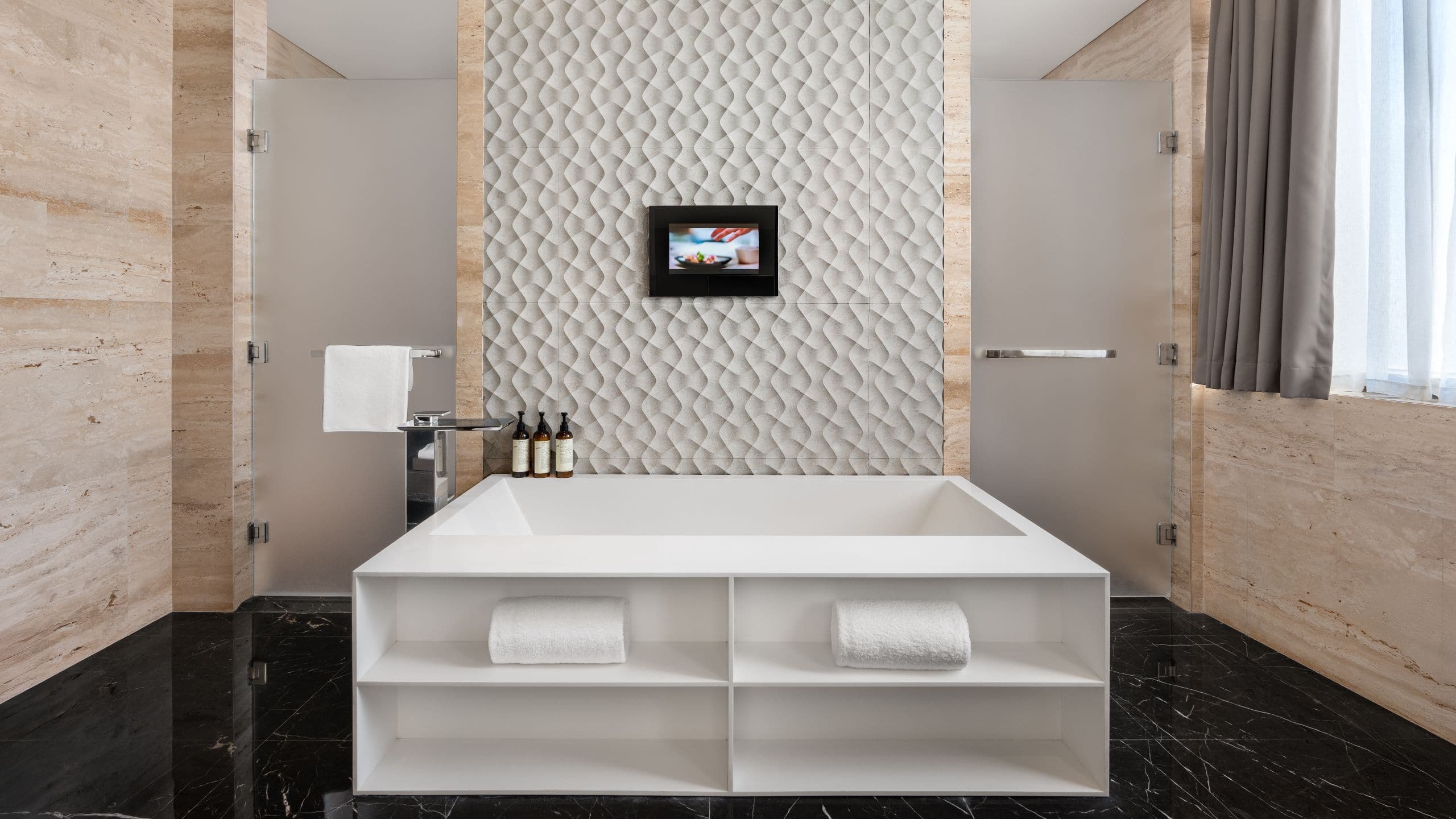 3 de 8 Park Hyatt Doha Presidential Suite Twin Bathtub