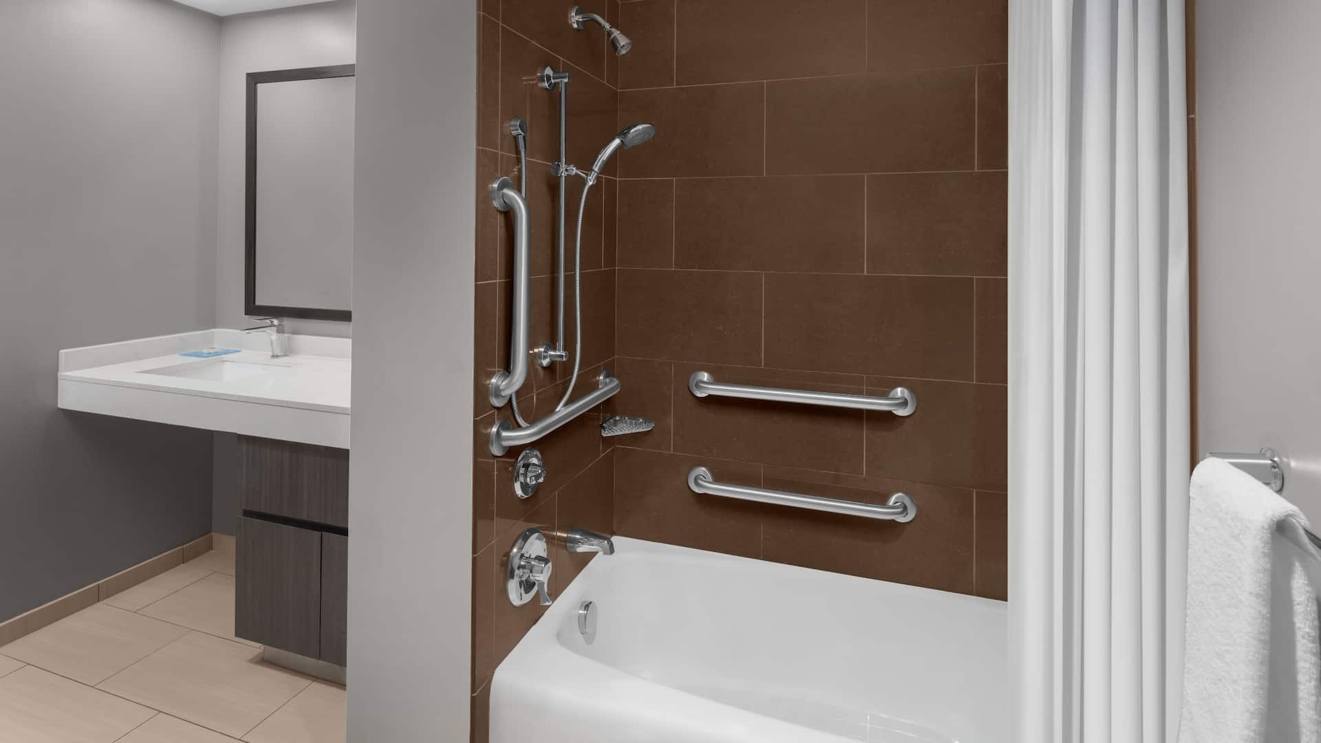Hyatt House Pittsburgh-South Side Accessible Tub