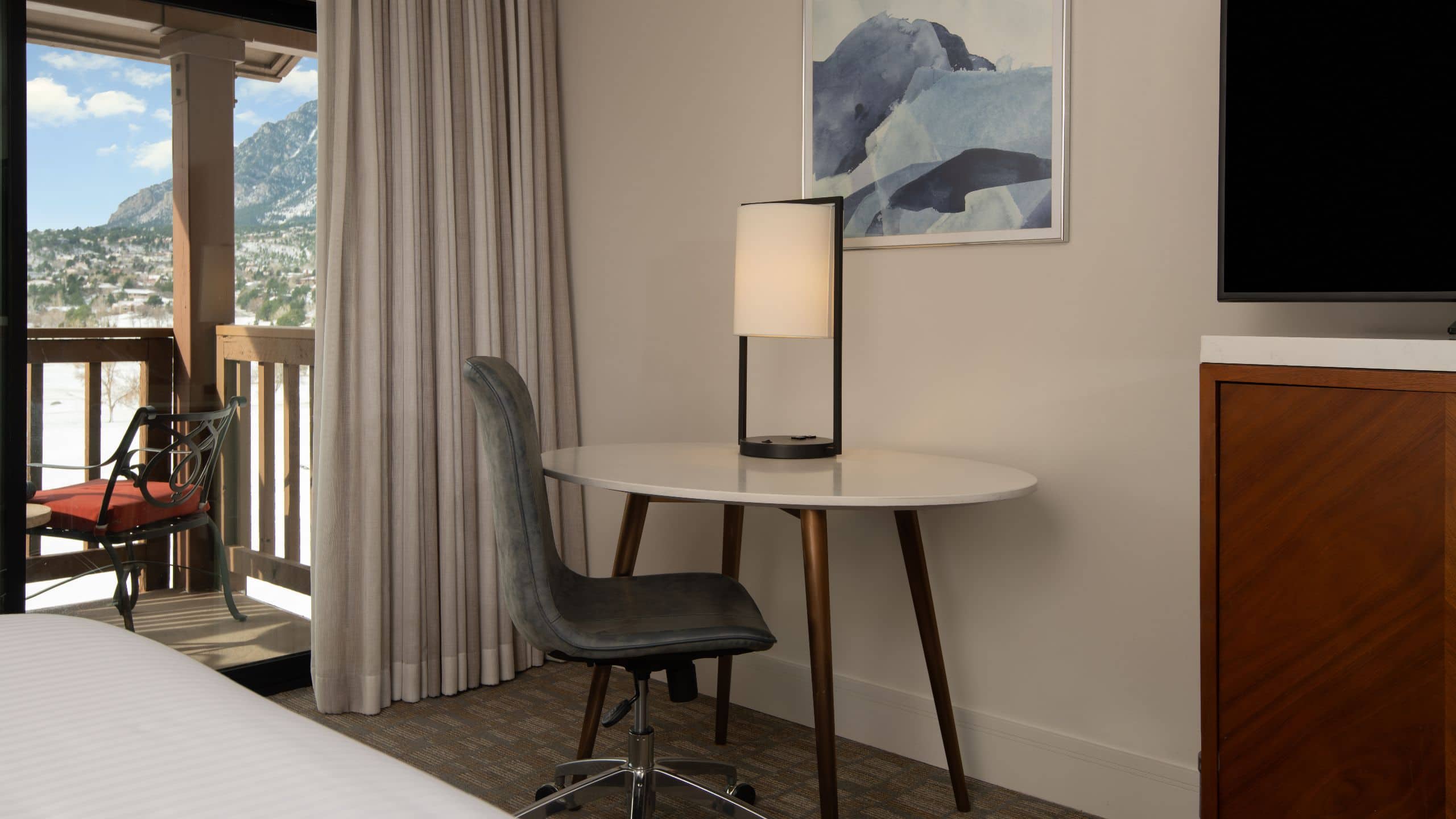3 de 4 Cheyenne Mountain Resort Room Desk