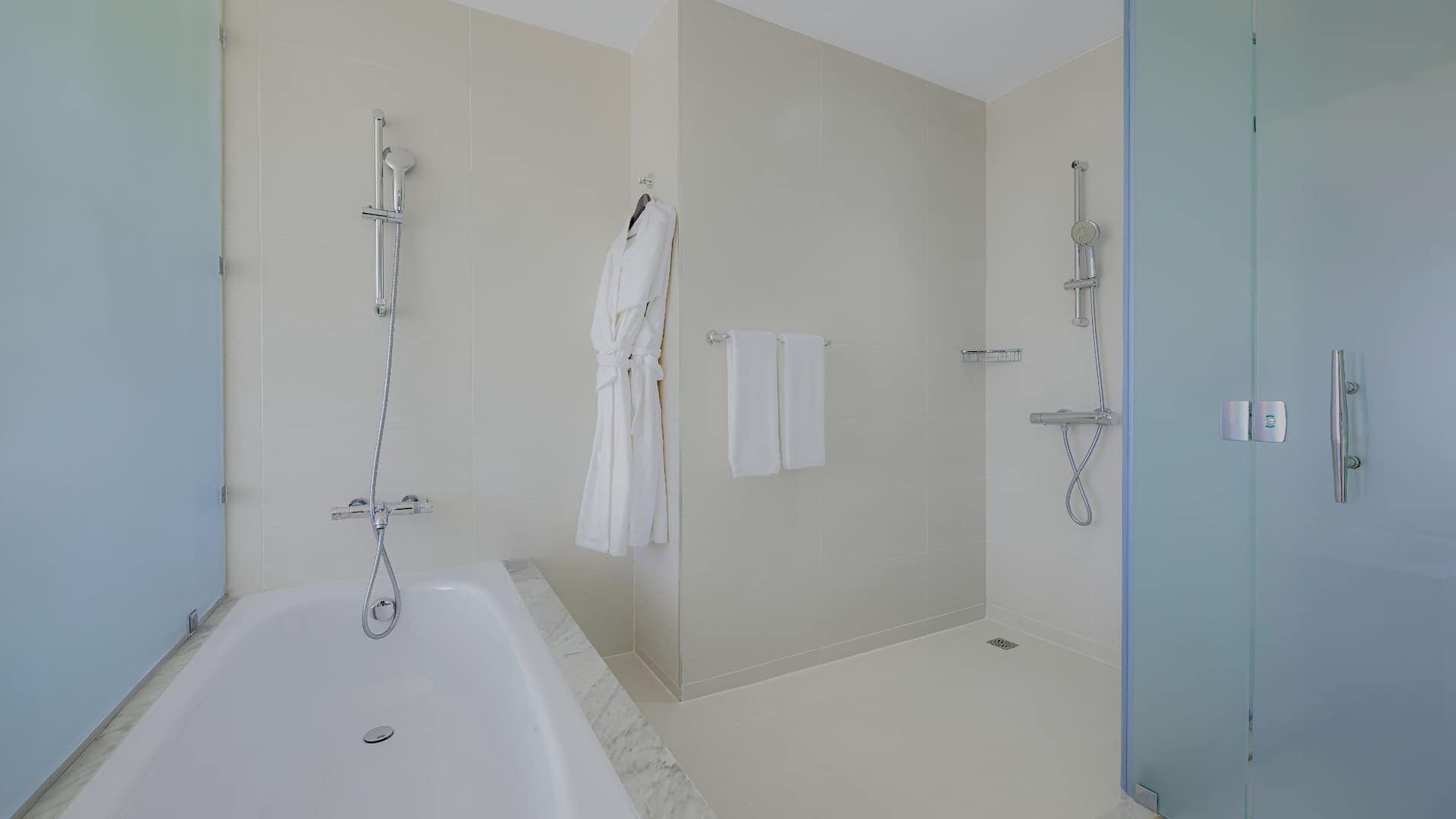 8 de 8 Hyatt Place Taghazout Bay Bathroom With Bath And Shower