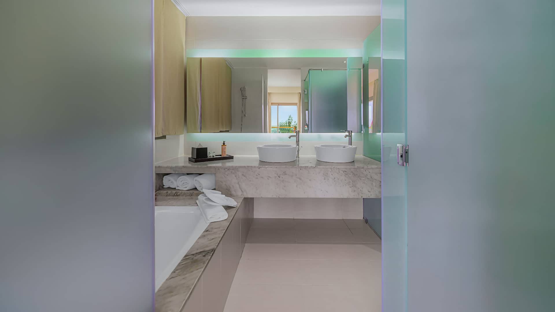 3 de 5 Hyatt Place Taghazout Bay Bathroom With Shower And Sink