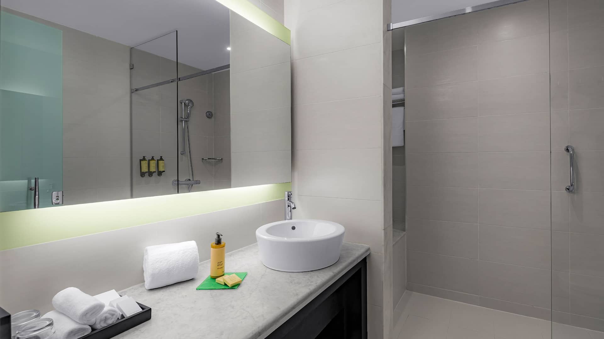 4 de 5 Hyatt Place Taghazout Bay Guest Bathroom With Stand Up Shower