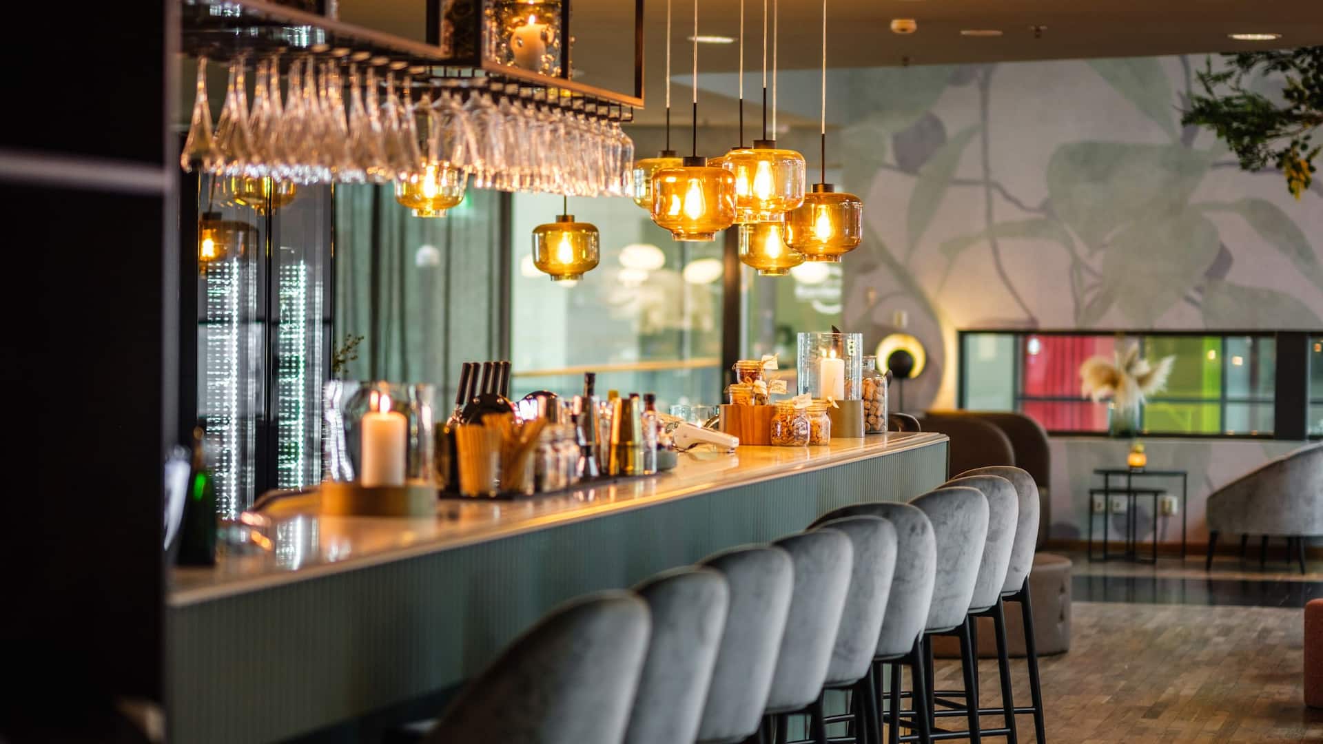 Hyatt Place Gothenburg Central Blanche Bar Counter With Chairs