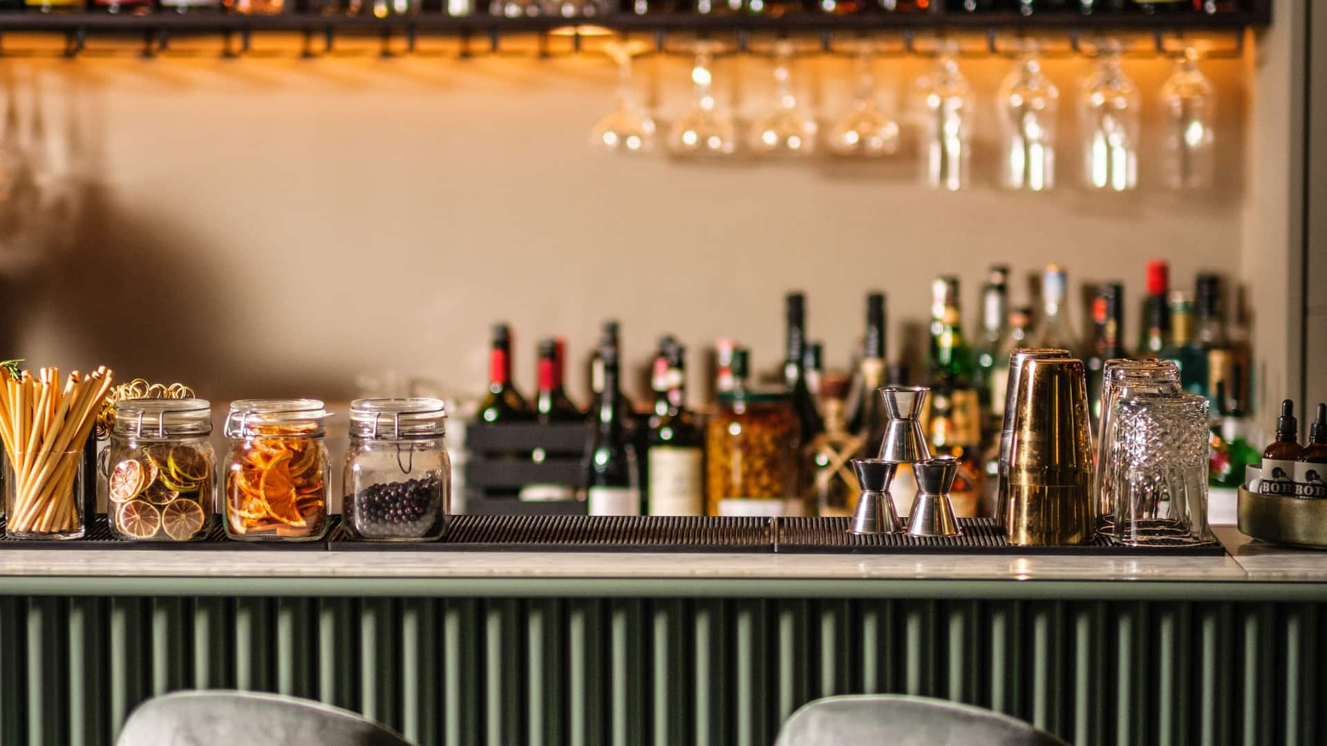 Hyatt Place Gothenburg Central Blanche Bar Two Chairs