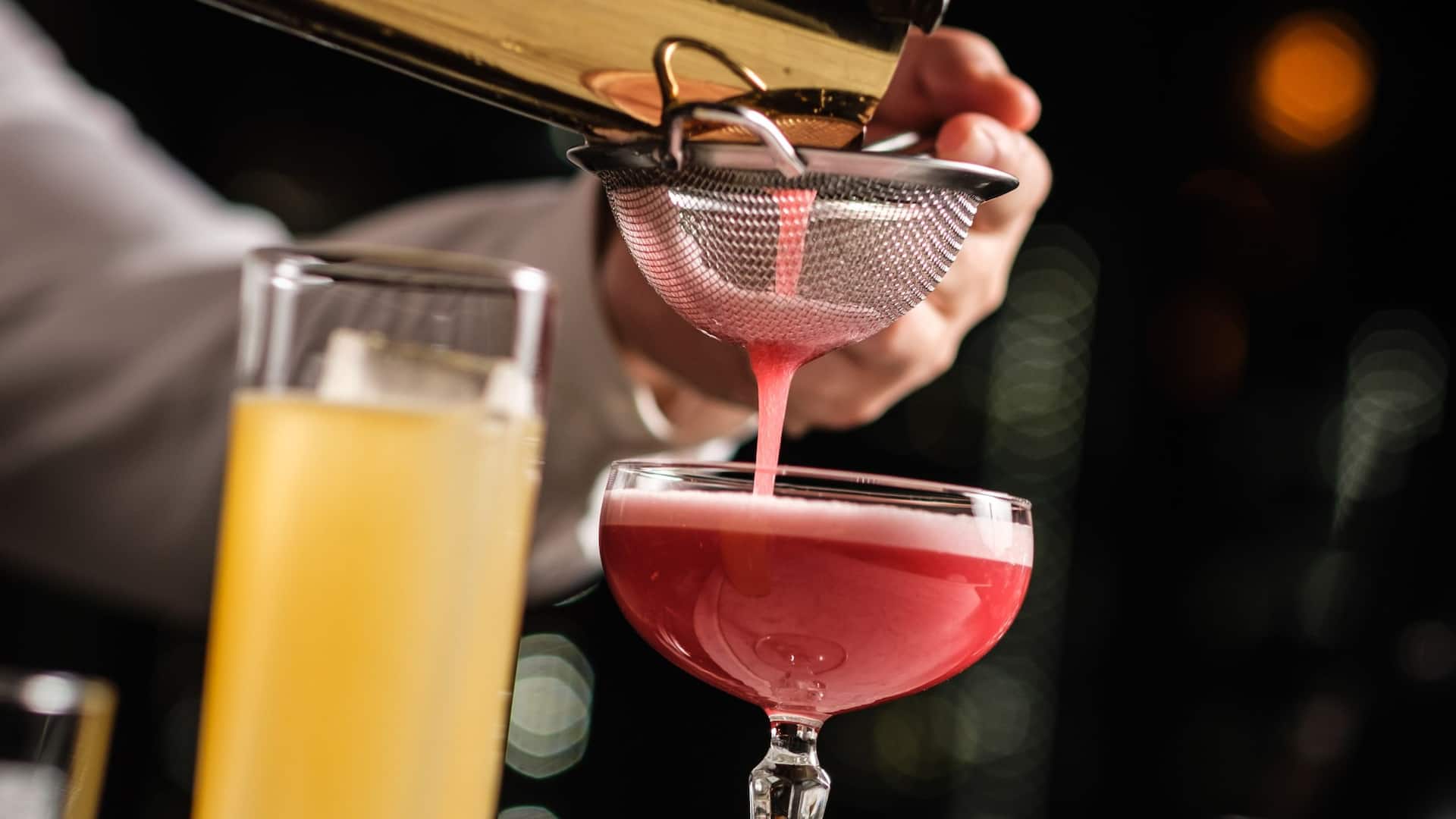 Hyatt Place Gothenburg Central Blanche Bar Pouring Cocktail