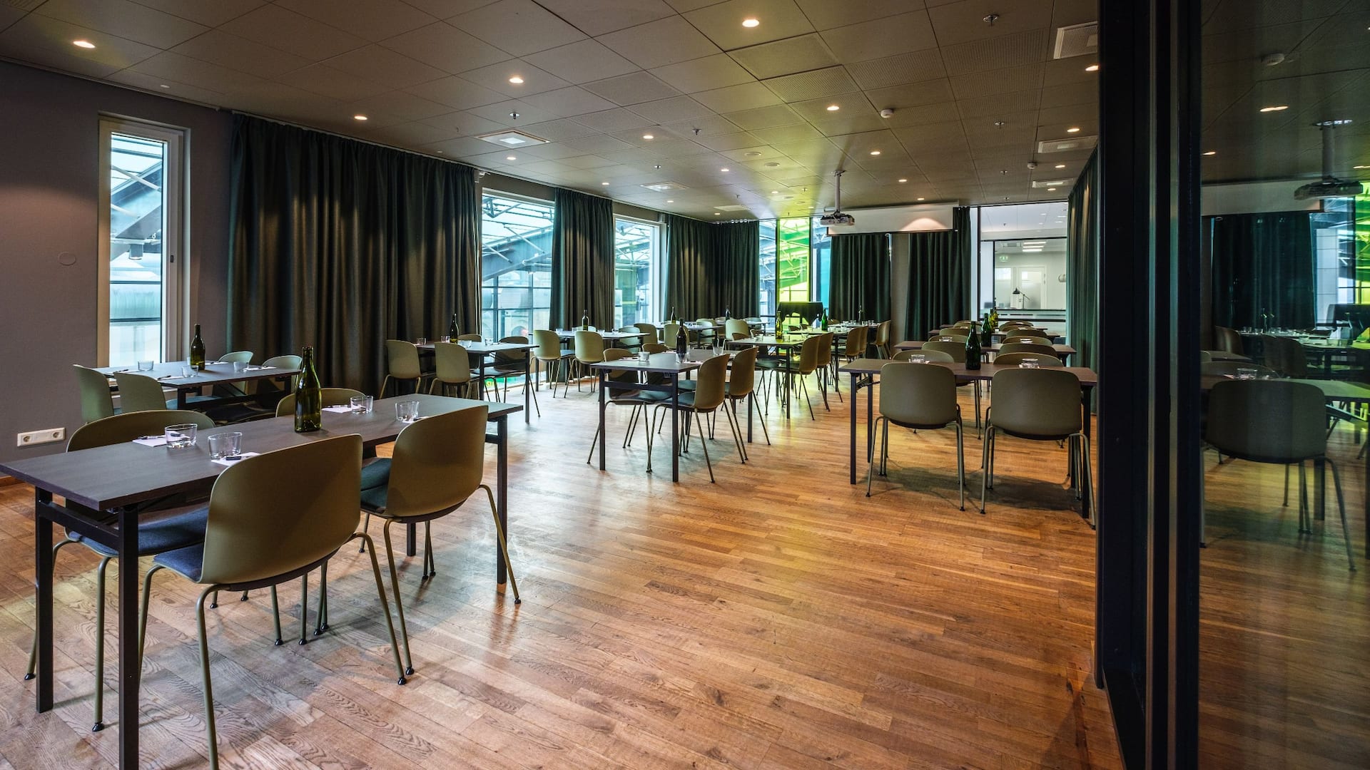 Hyatt Place Gothenburg Central Blanche Restaurant Tables With Four Chairs