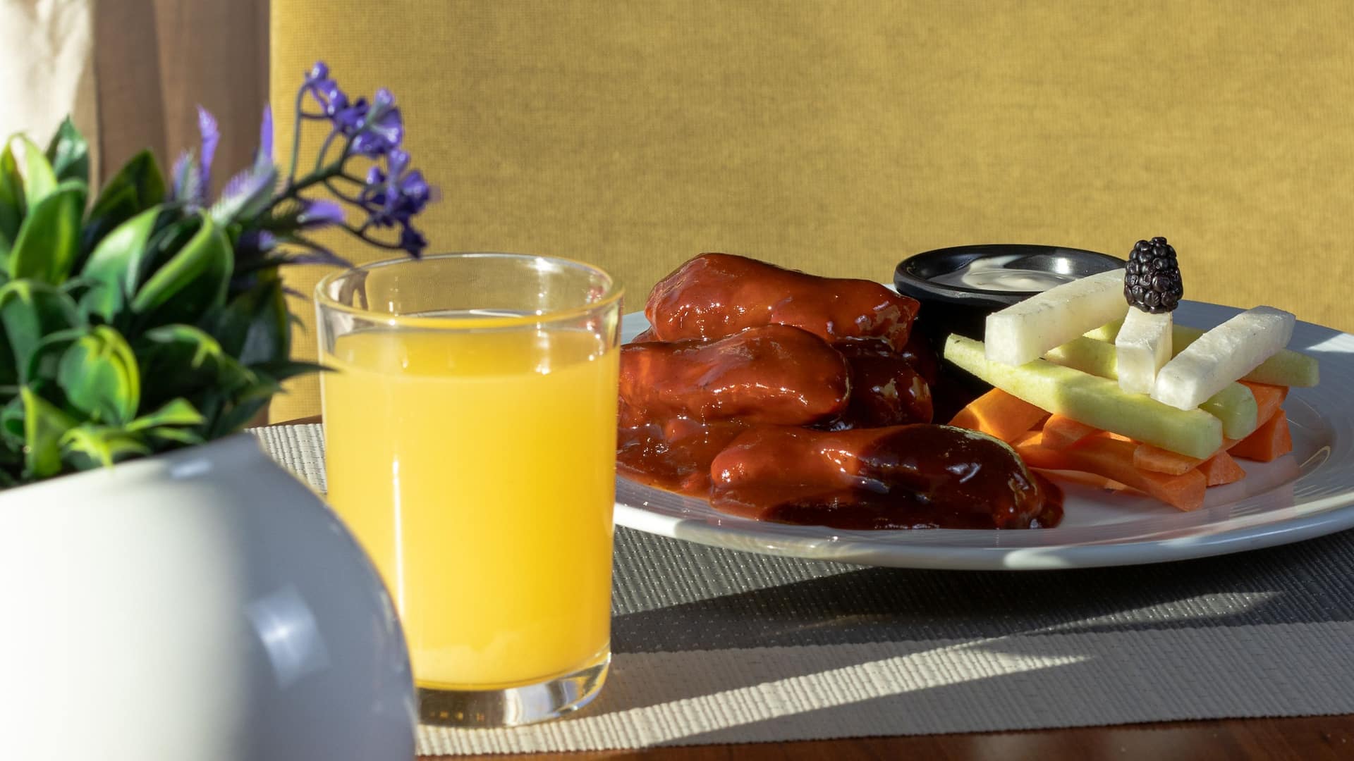 Hyatt Place Aguascalientes/Bonaterra Bbq Wings Vertical