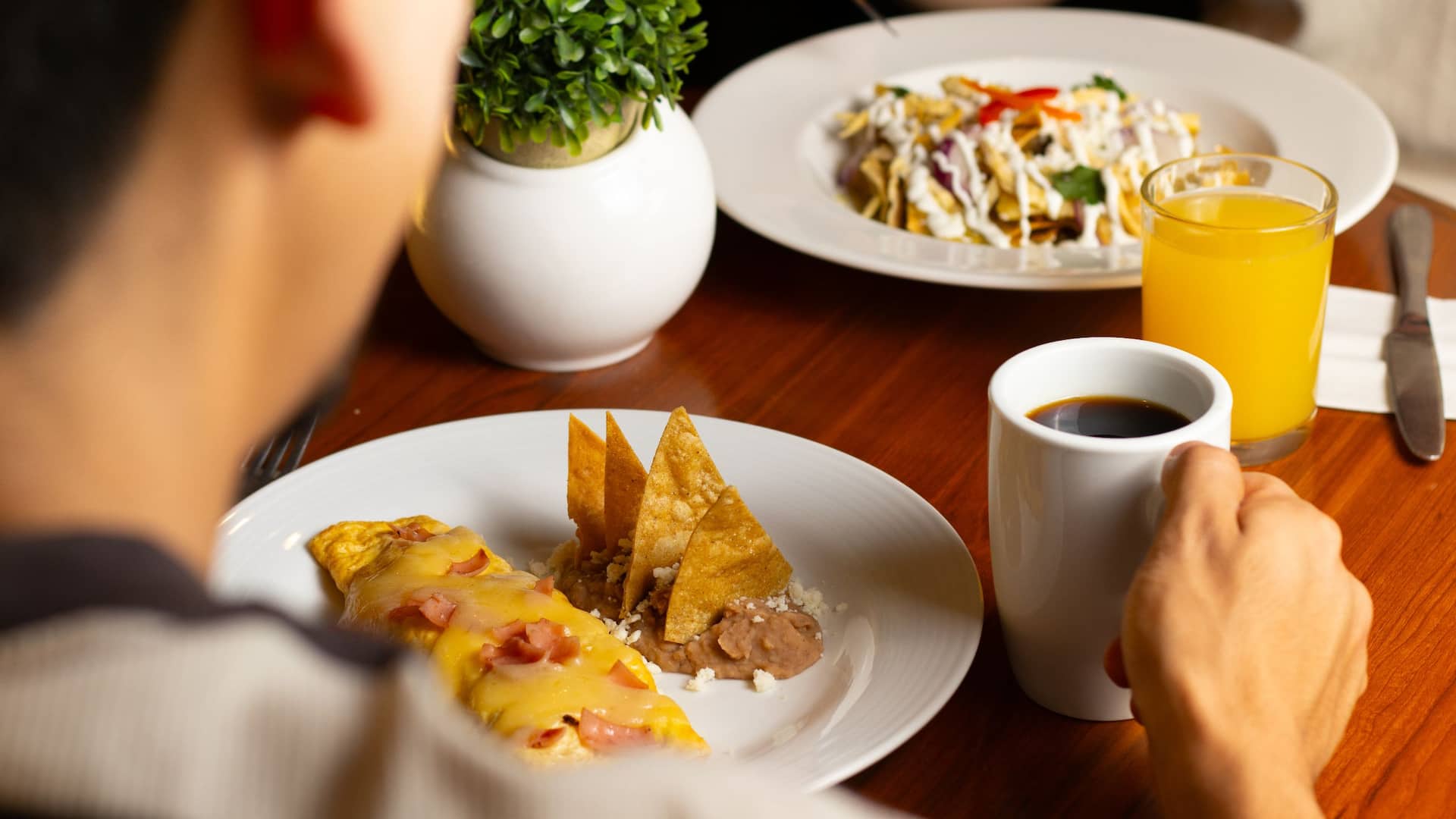 Hyatt Place Aguascalientes/Bonaterra Friends Enjoying Breakfast Chilaquiles And Omelet