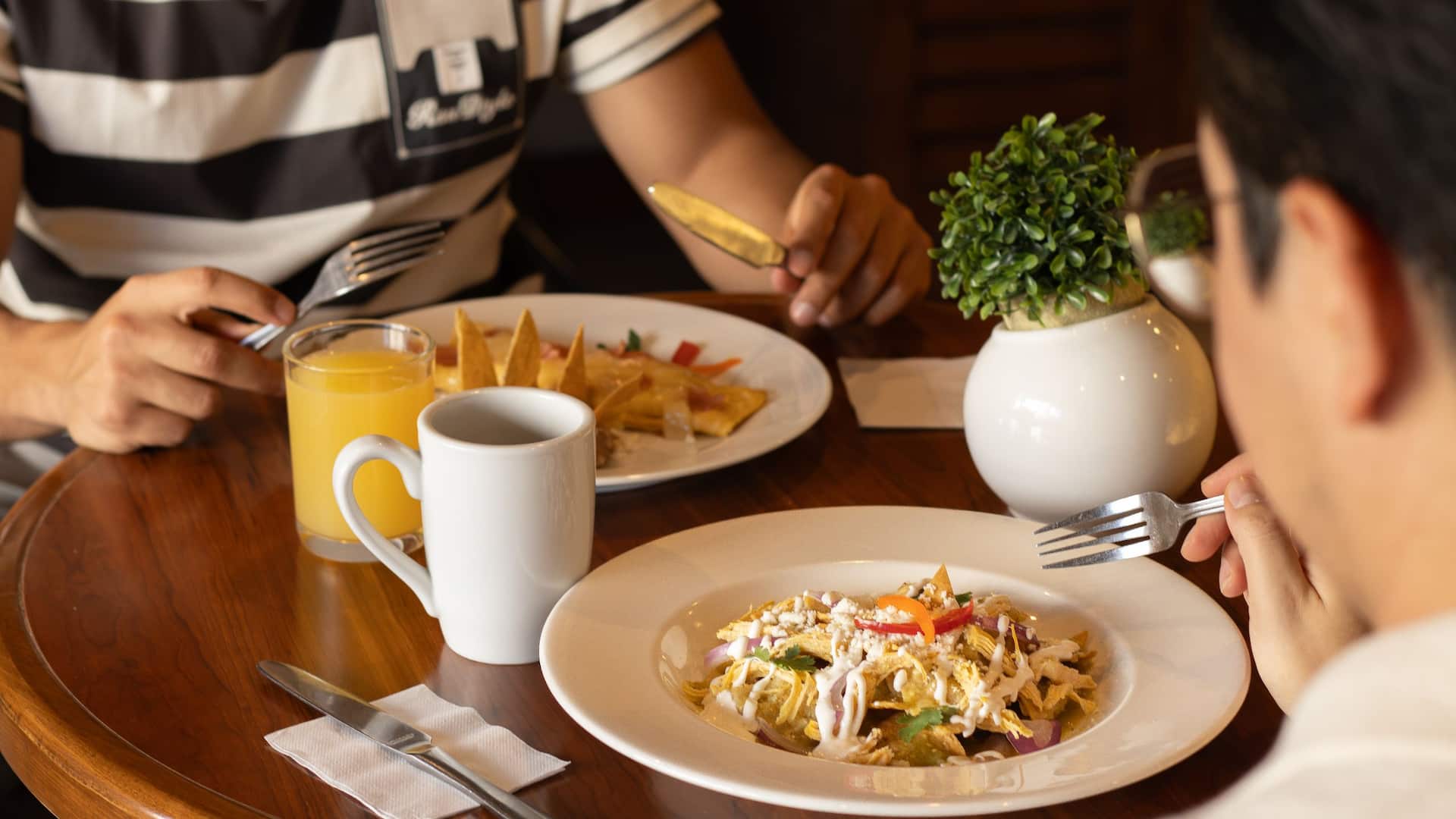 Hyatt Place Aguascalientes/Bonaterra Friends Enjoying Breakfast Omelet And Chilaquiles Second
