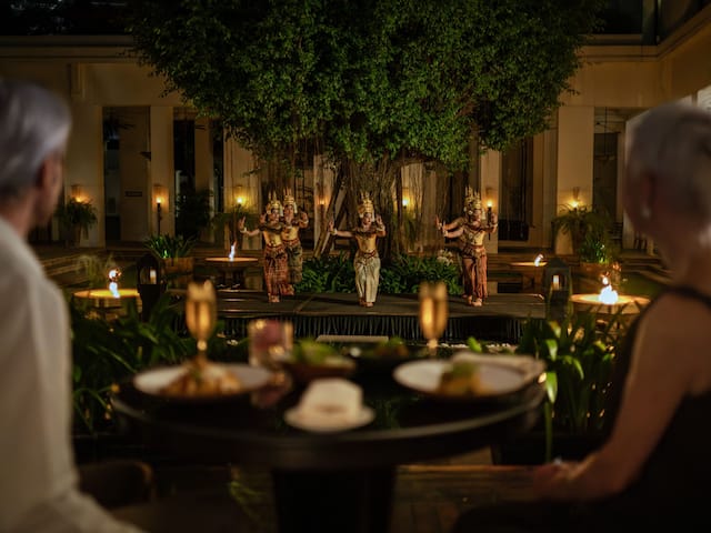 Luxury hotel in Siem Reap Bar lady 