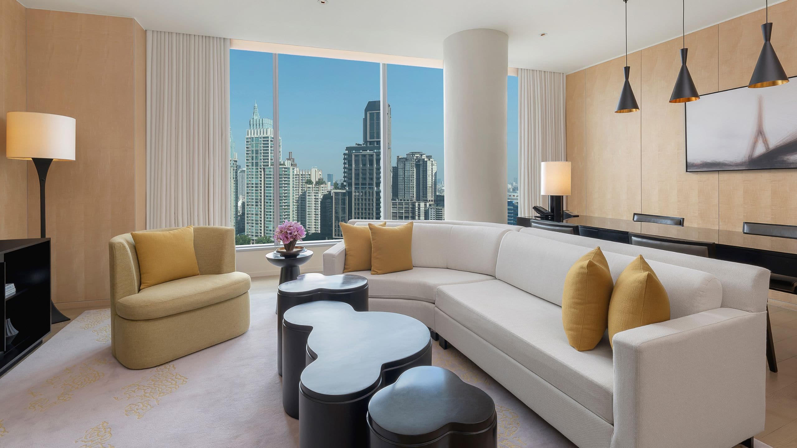 2 de 7 Park Hyatt Bangkok Park Executive Suite Sofas and View