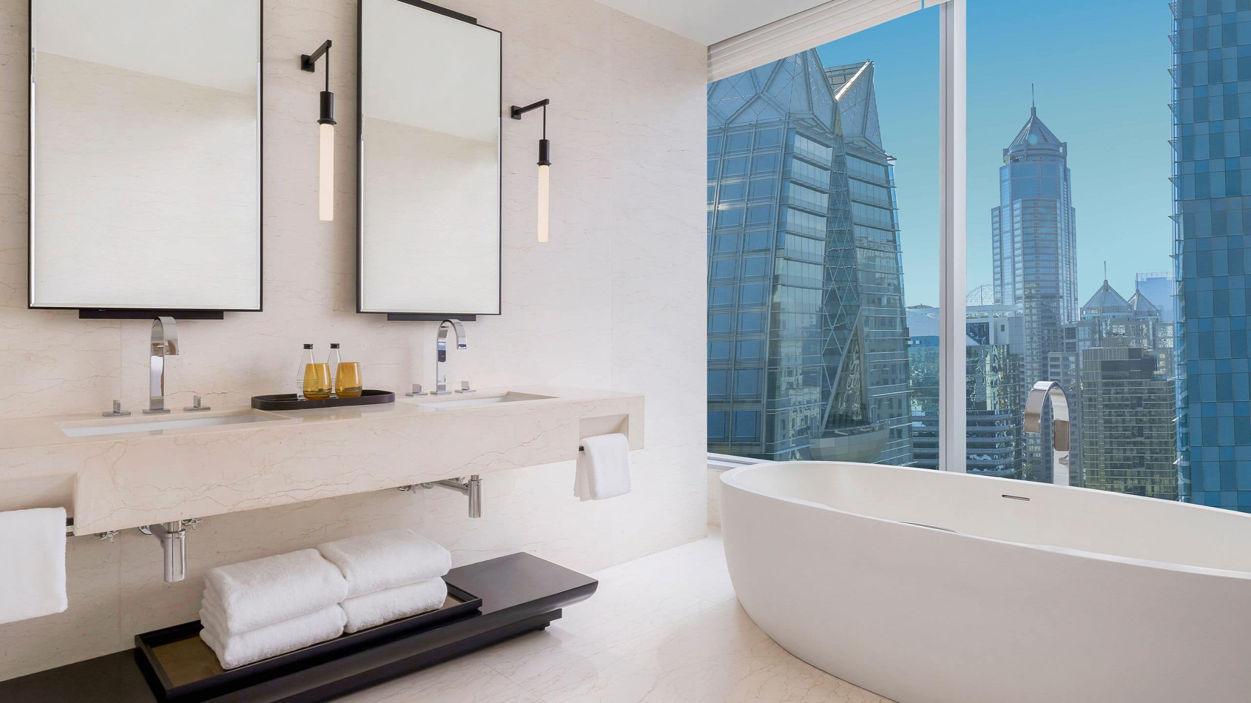 5 de 7 Park Hyatt Bangkok Park Executive Suite Bathroom Dutch Angle