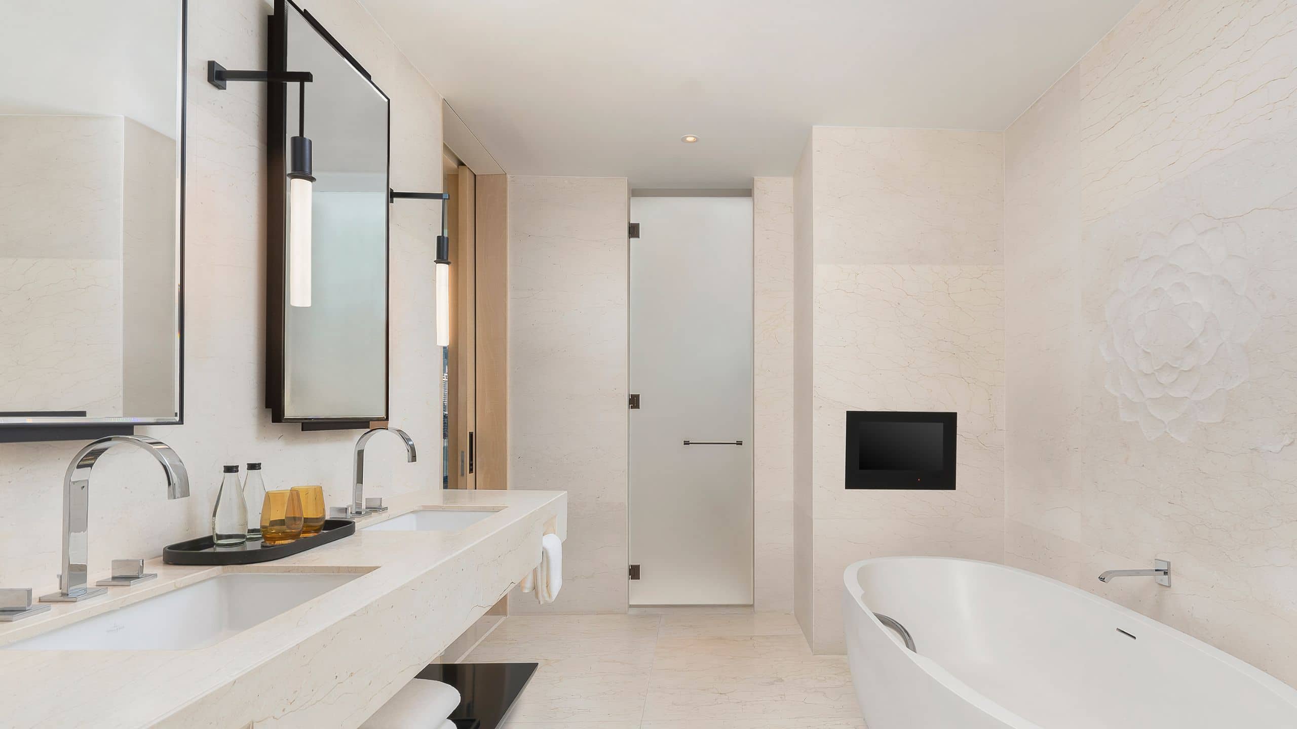 5 de 7 Park Hyatt Bangkok Park Deluxe Suite Bathroom Wide Shot