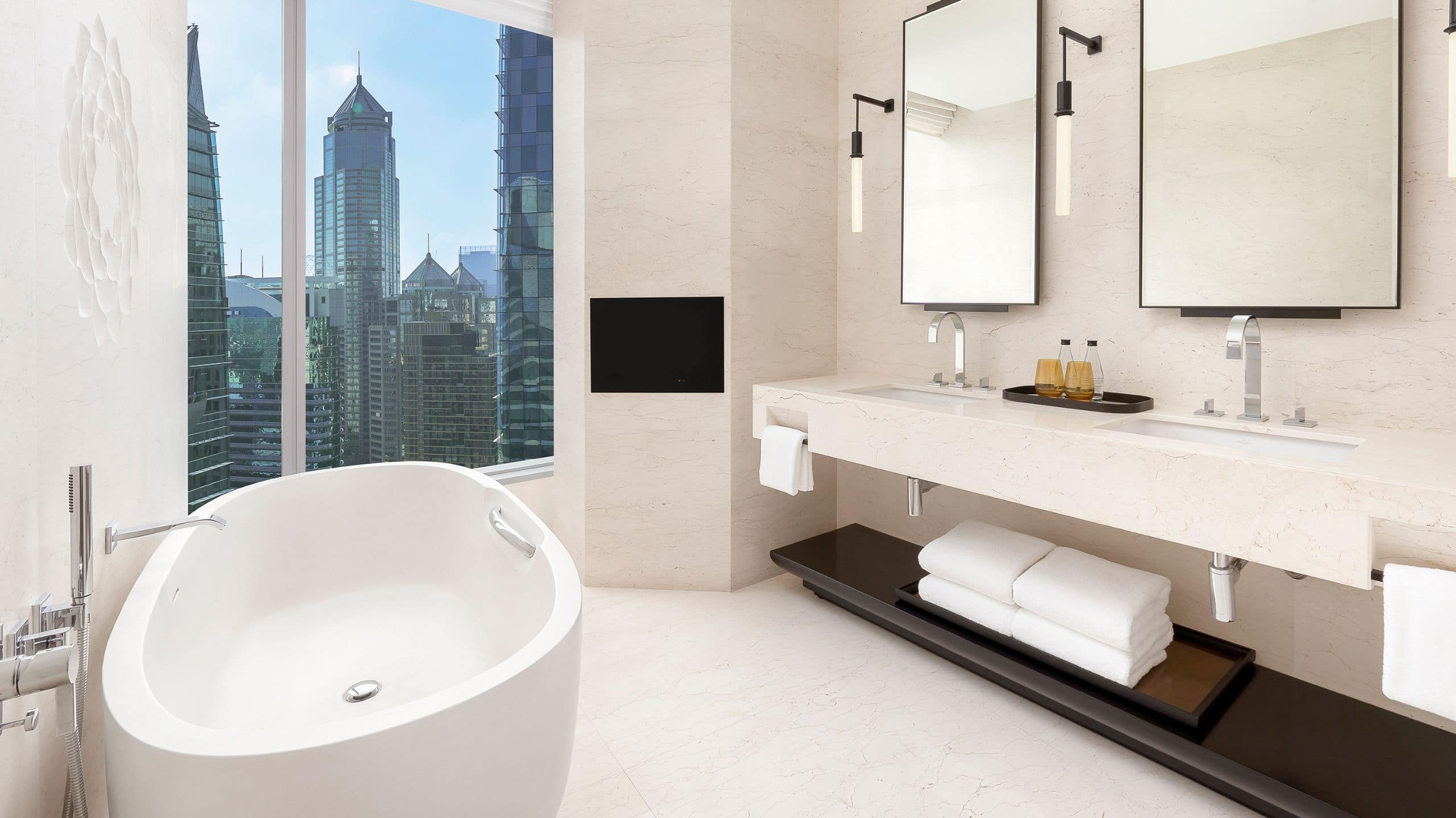 8 de 10 Park Hyatt Bangkok King Deluxe Bathroom Dutch Angle