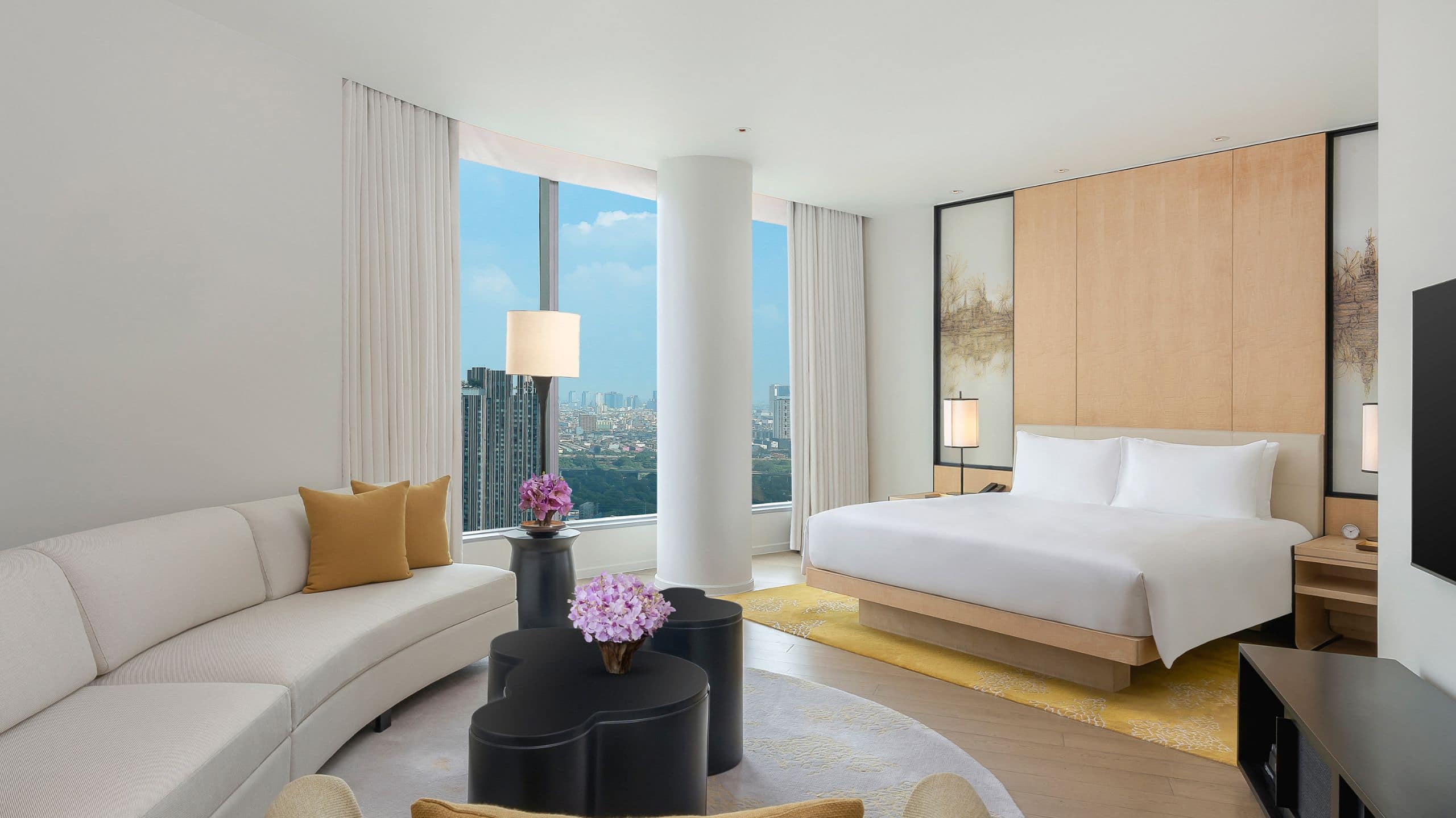 2 de 2 Park Hyatt Bangkok King Deluxe Bedroom And Sofa Wide Shot