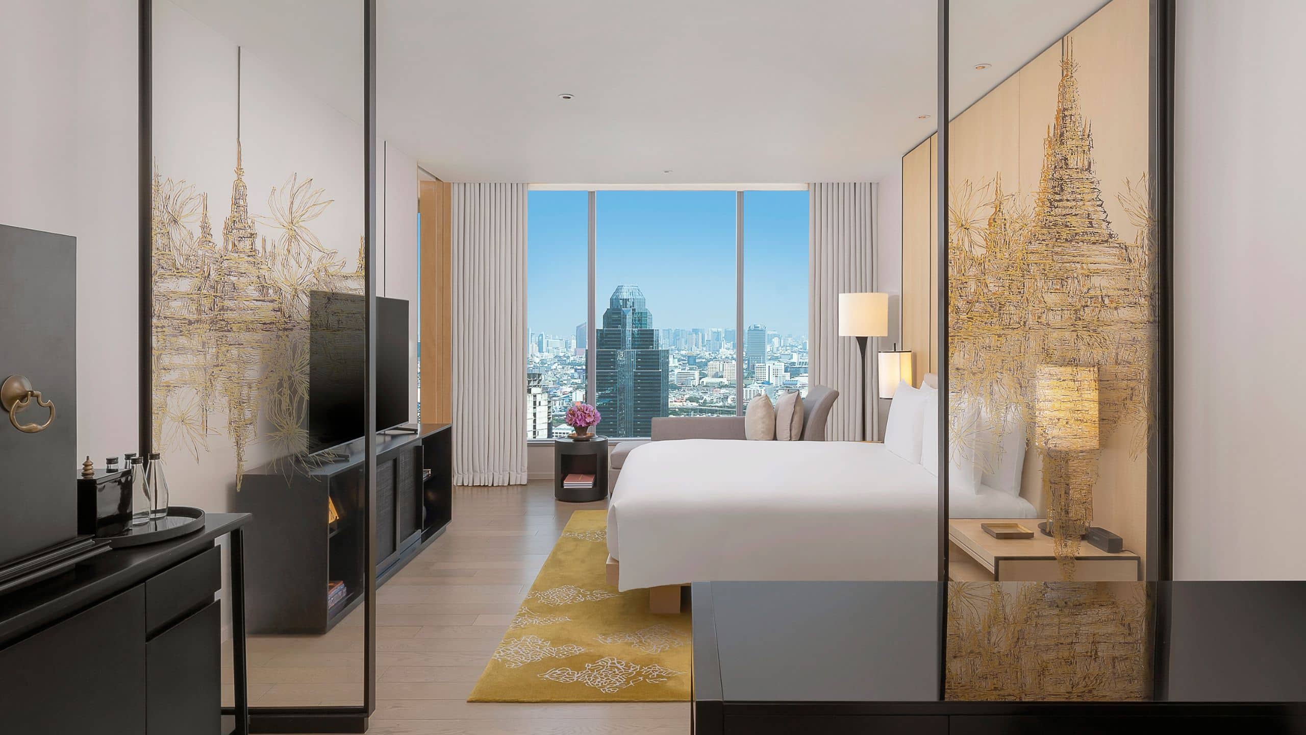 1 de 10 Park Hyatt Bangkok King Deluxe Bedroom With View Side Shot