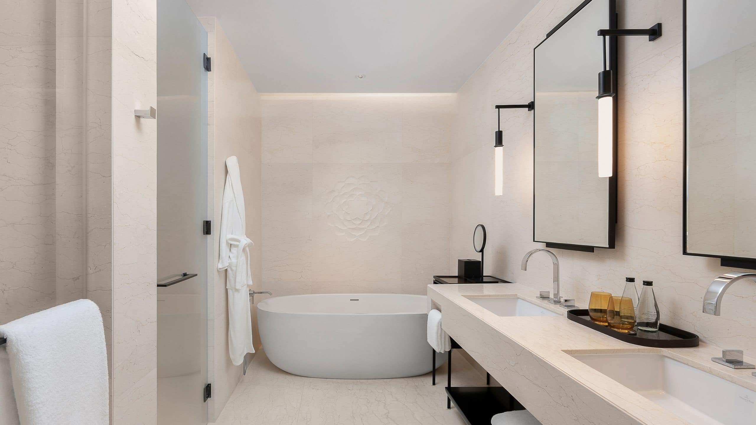 4 de 6 Park Hyatt Bangkok King Bed Bathroom Middle Shot