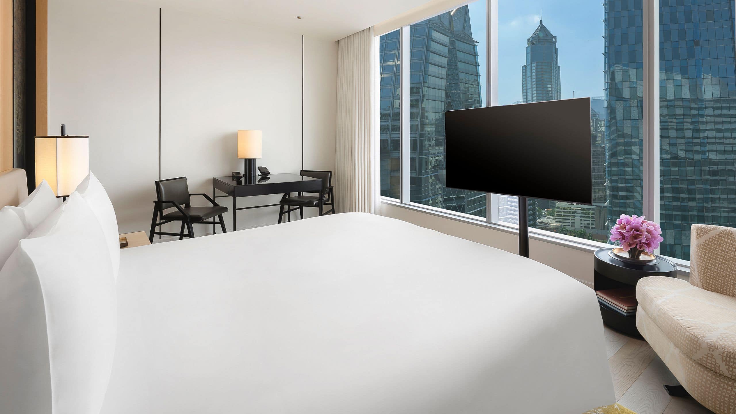 2 de 3 Park Hyatt Bangkok King Bed Bedroom Wide Shot With View