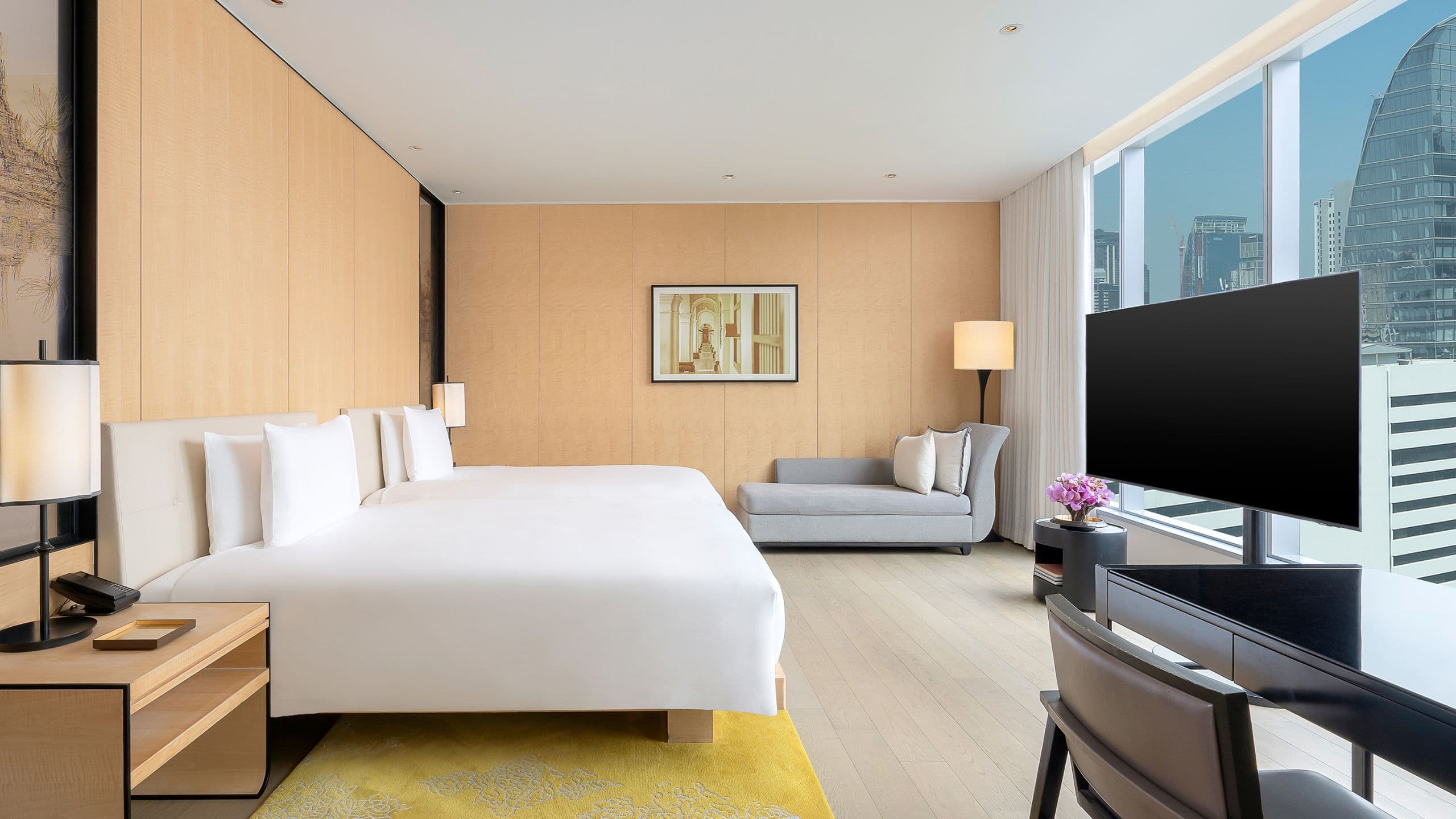 1 de 4 Park Hyatt Bangkok Twin Bedroom With Living Area