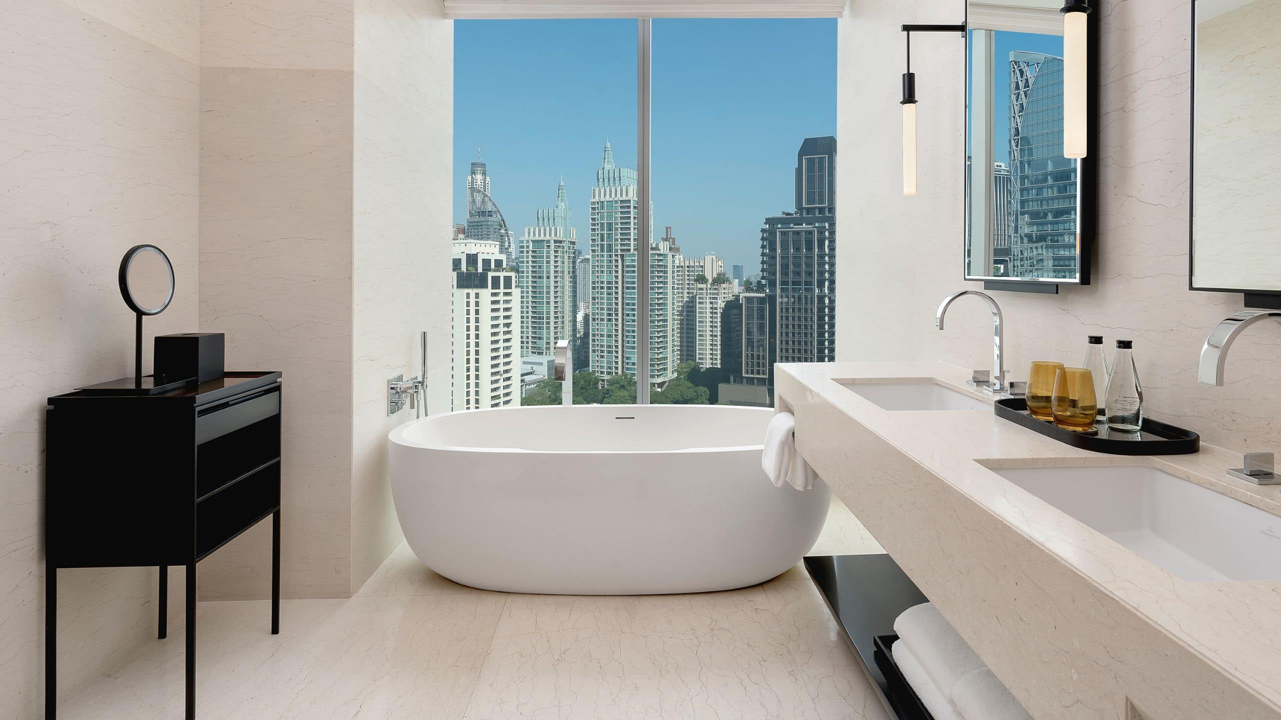 3 de 4 Park Hyatt Bangkok Twin Beds Bathroom Middle Shot