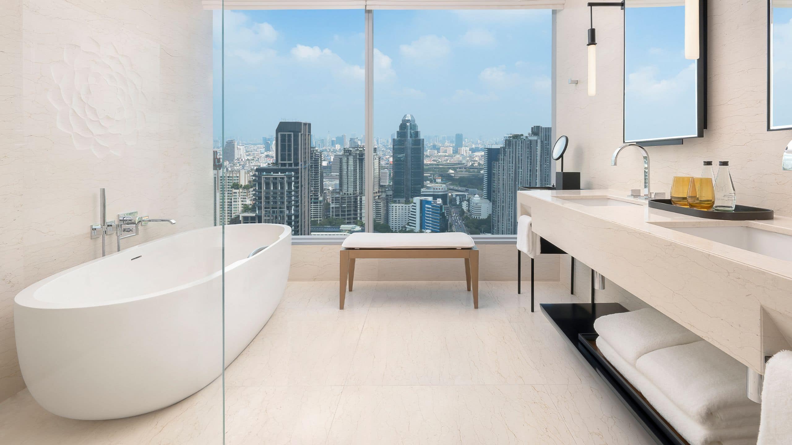 3 de 3 Park Hyatt Bangkok Twin Deluxe Bathroom Wide Shot With View