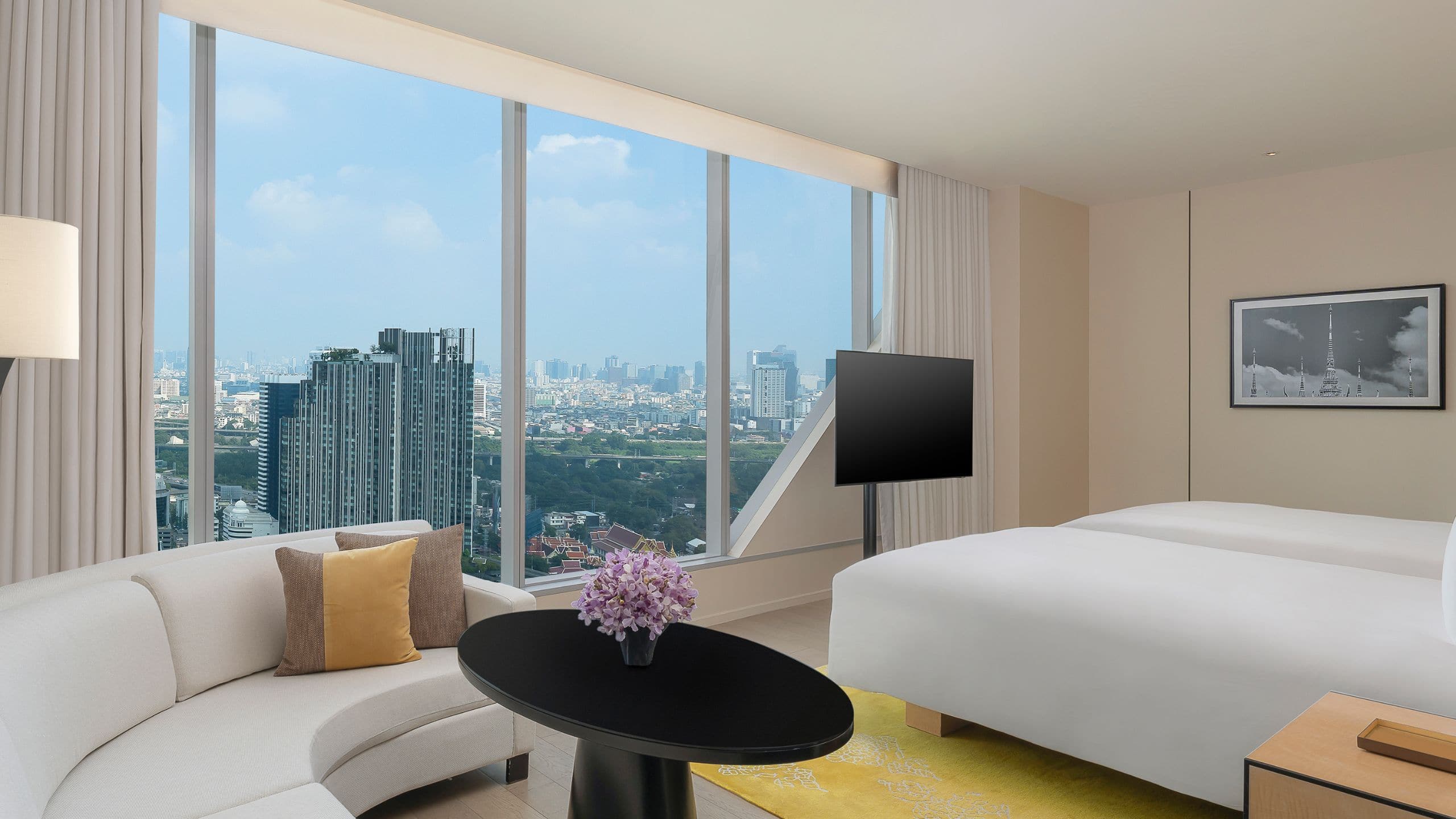 1 de 3 Park Hyatt Bangkok Twin Deluxe Bed Sofa And View