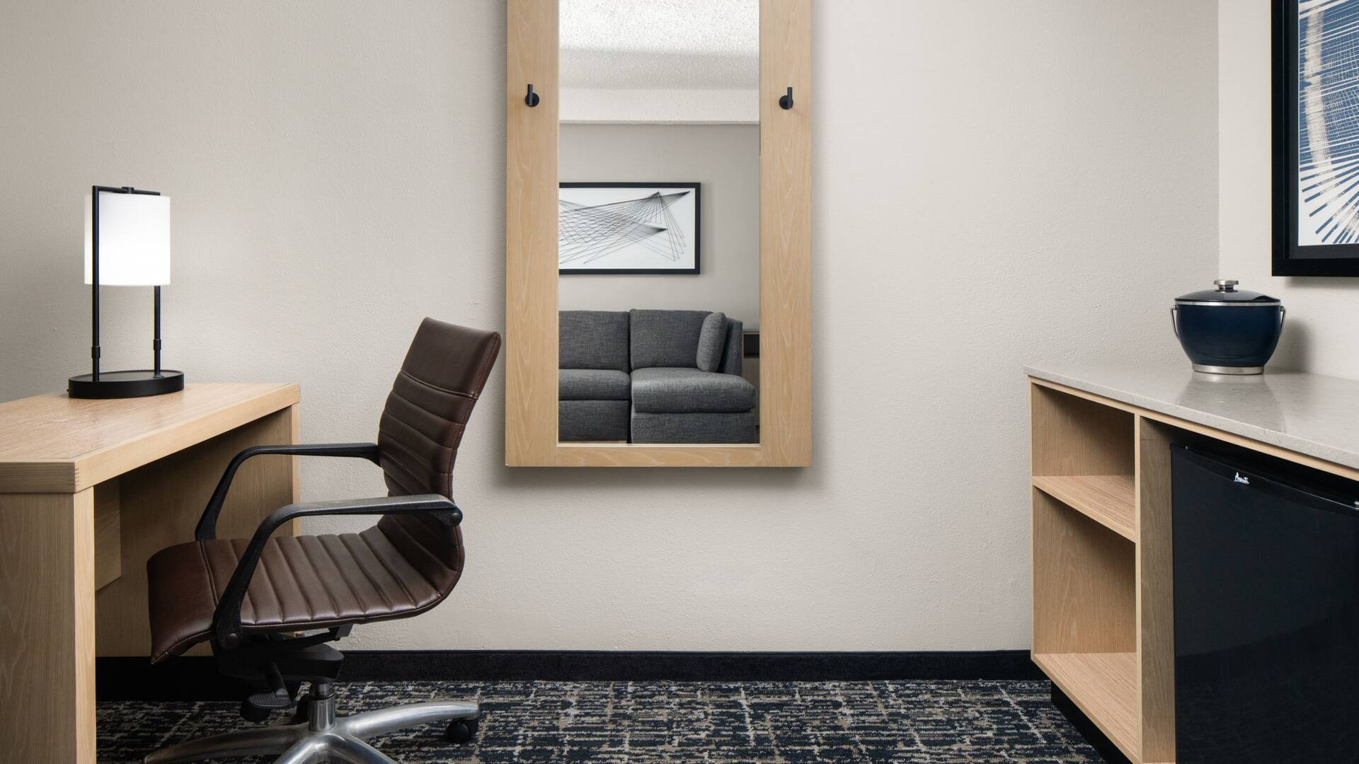 Hyatt Place Richmond/Innsbrook Desk Area