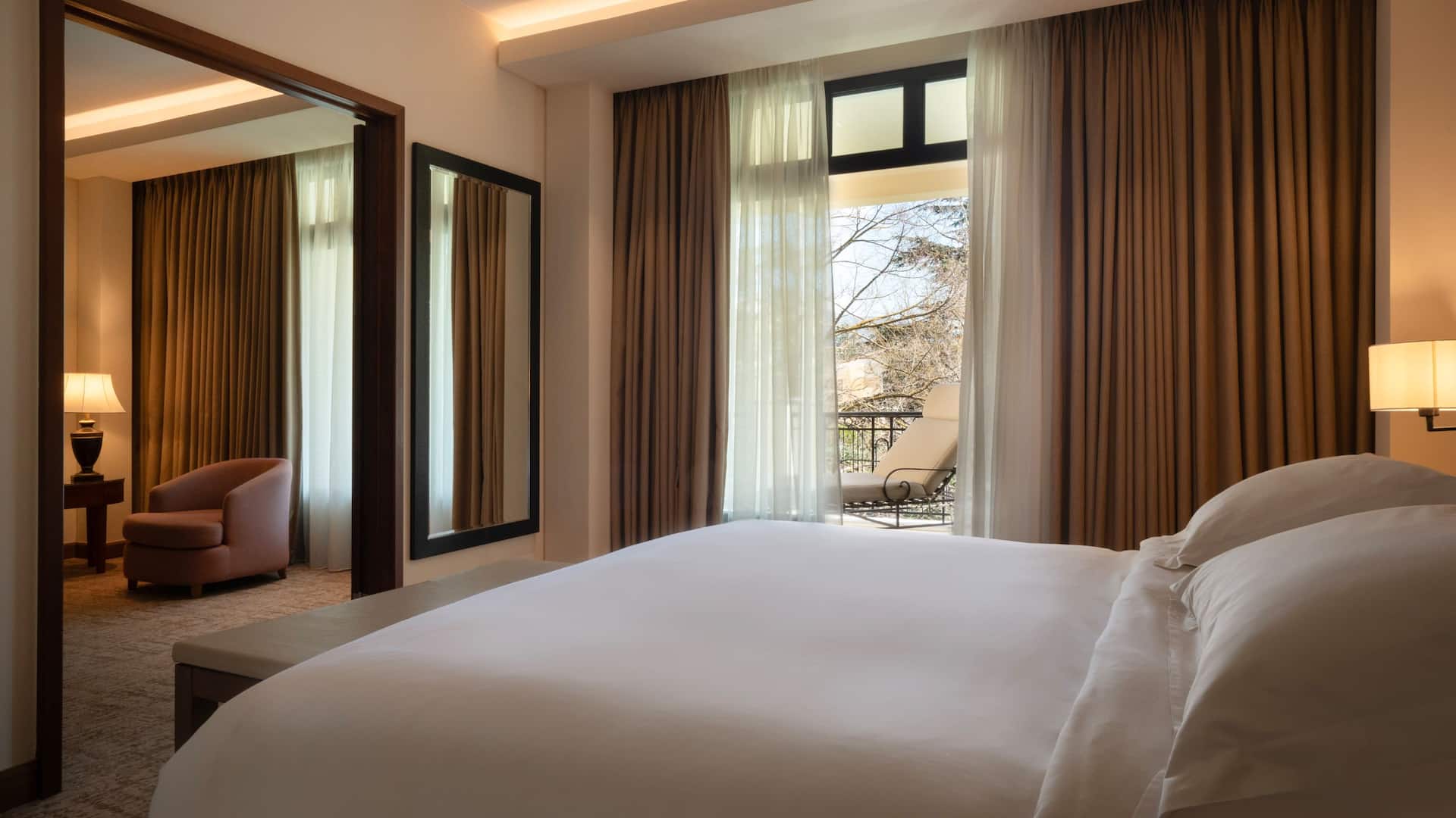 4/5 Hyatt Regency Thessaloniki Regency Suite Bedroom