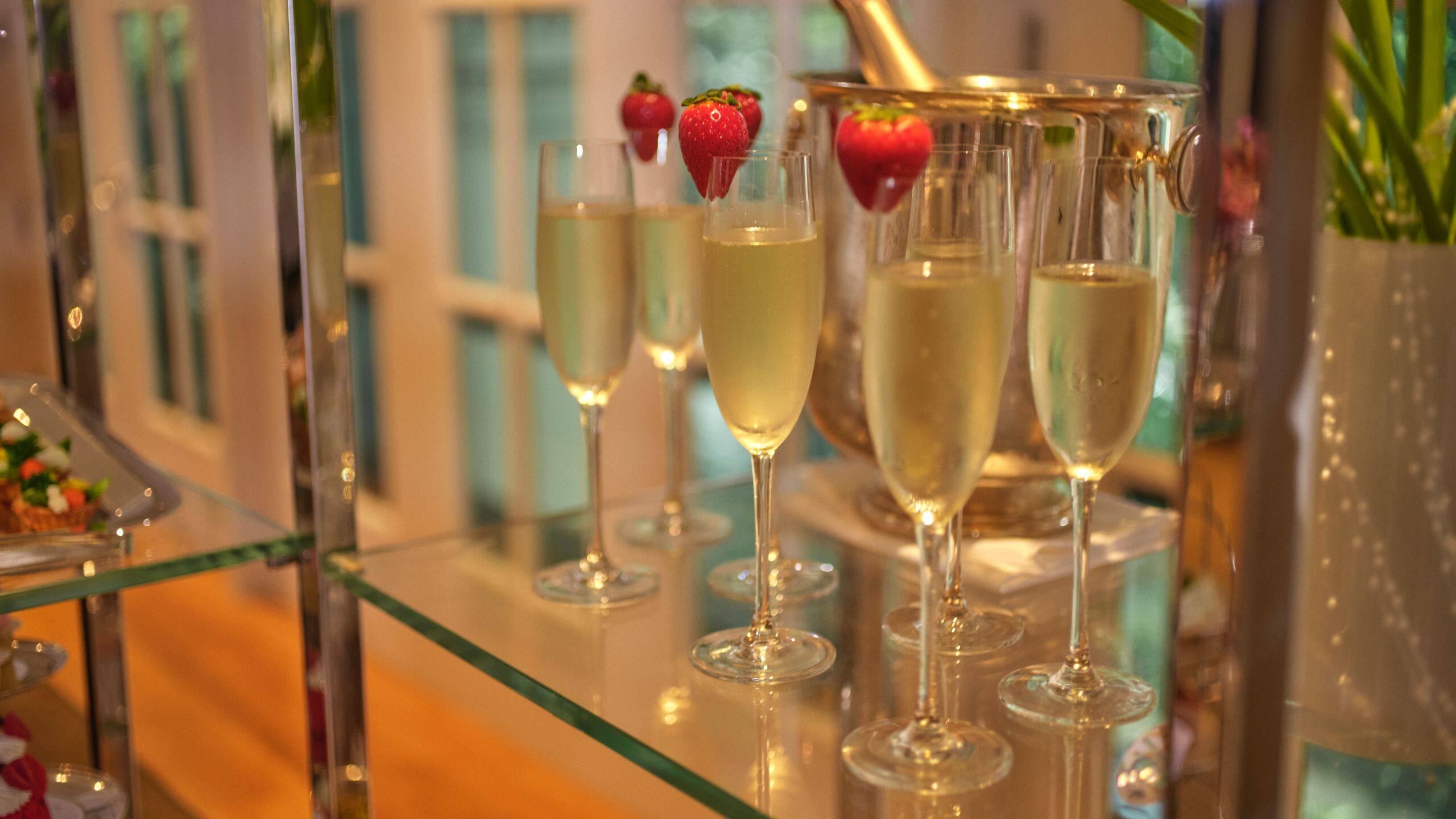 Global Bridal Room Champagne Close-up