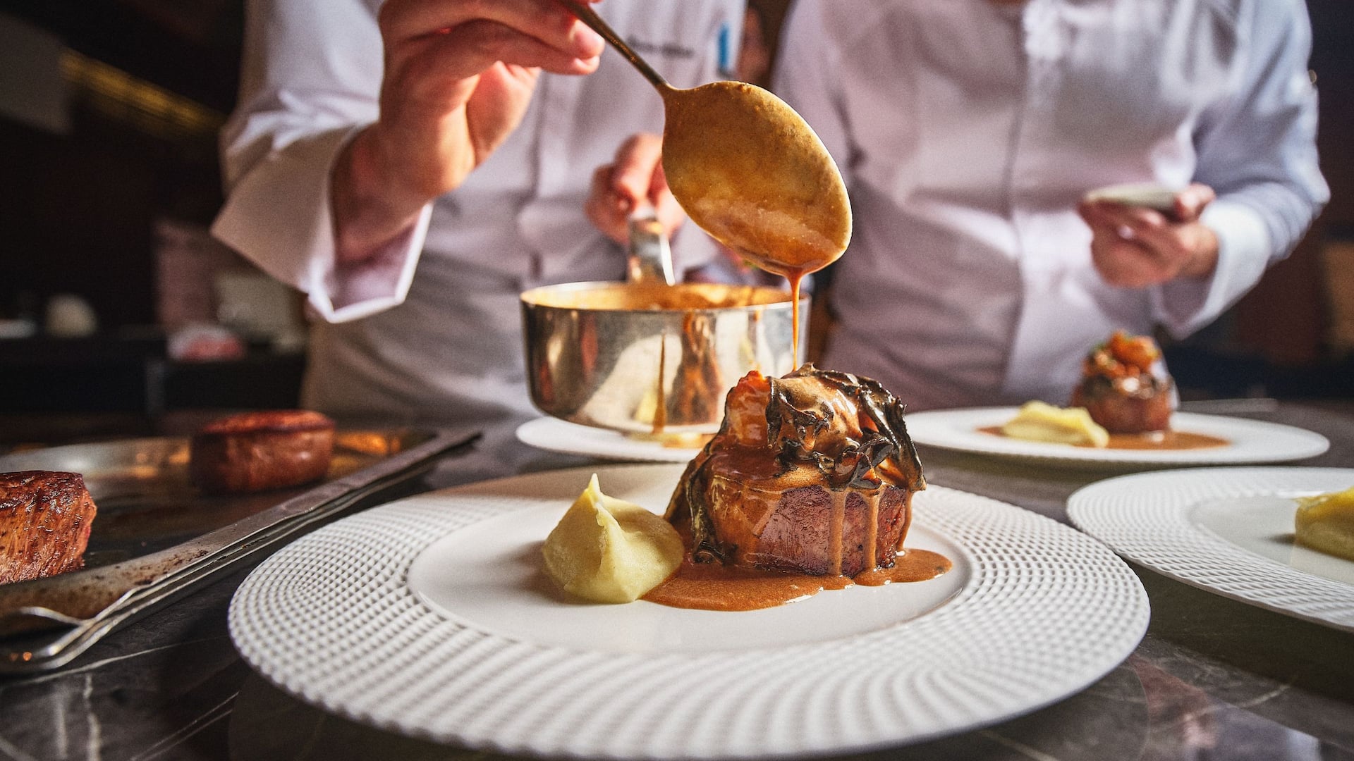 1 de 2 Global Steak Diane Plate-up