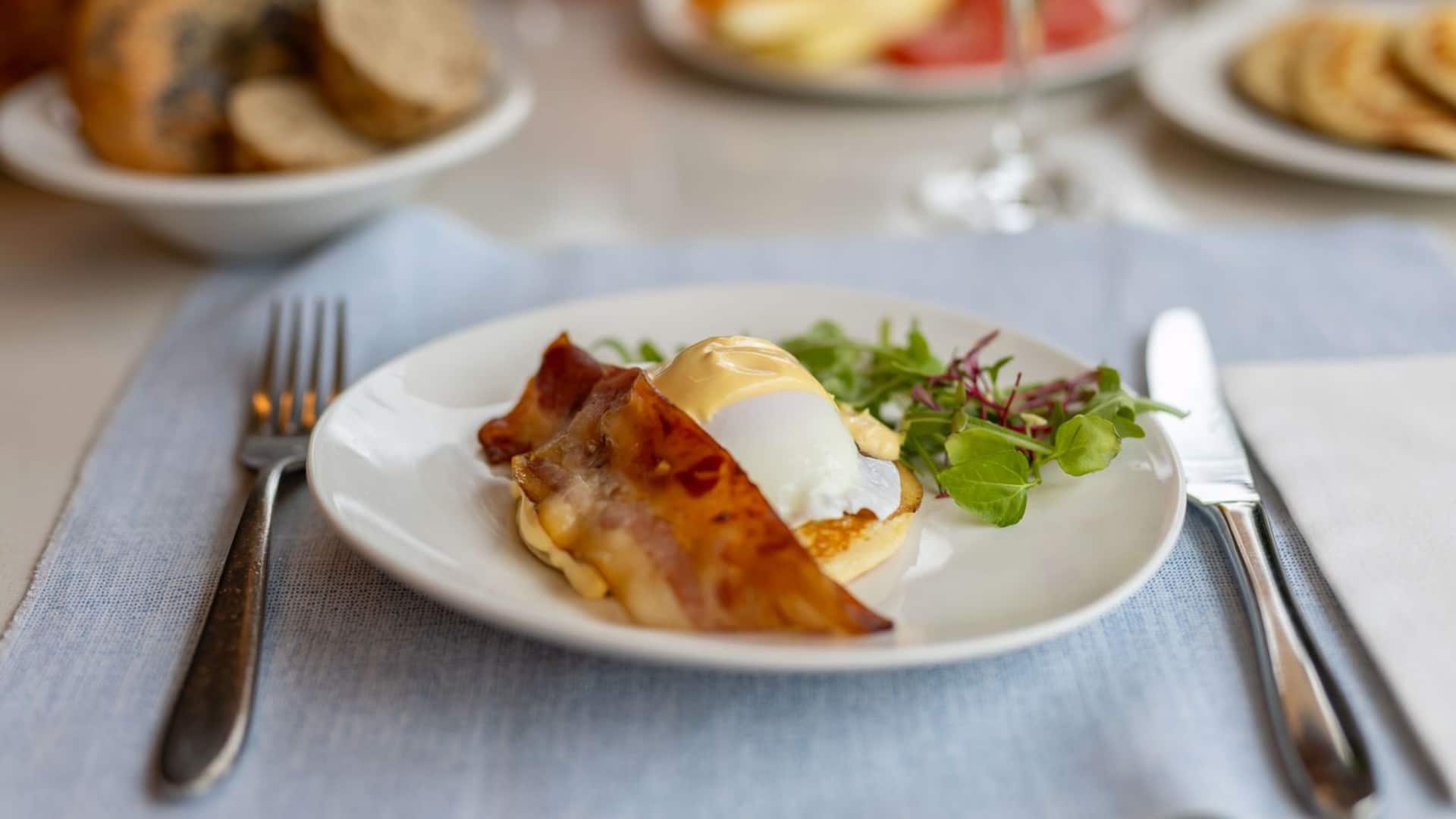 1 de 2 Grand Hyatt La Manga Club Golf & Spa Benedict Eggs Brunch