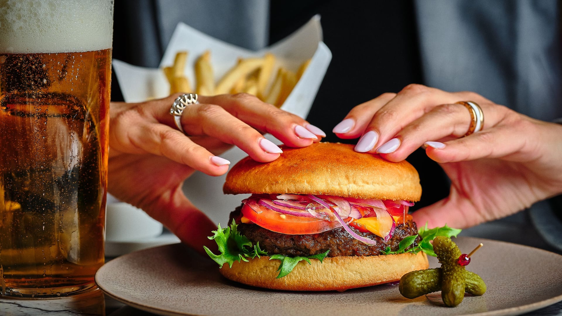 3/8 Hyatt Regency Tokyo Nineteen Eighty Lounge Bar Akikawa Beef Cheeseburger