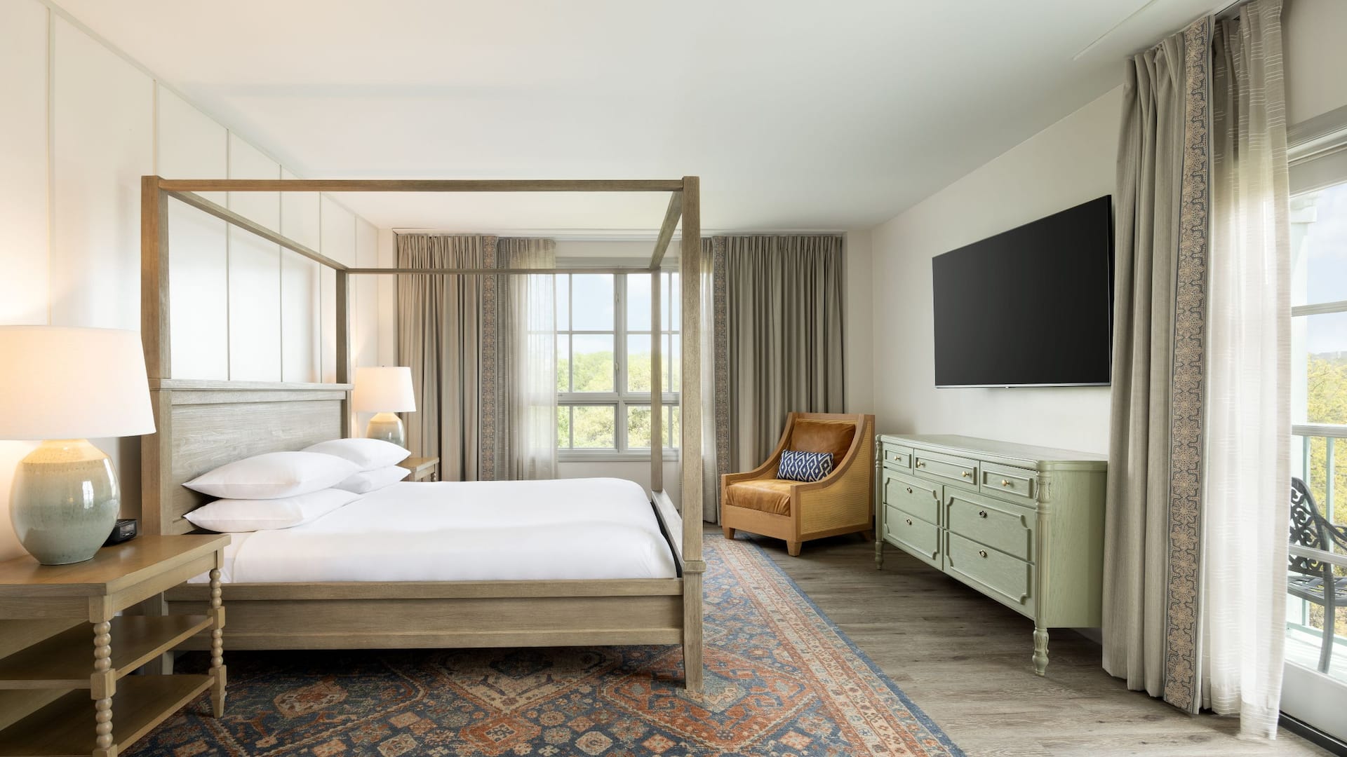 2 из 9 Hyatt Regency Hill Country Resort and Spa Presidential Rose Window King