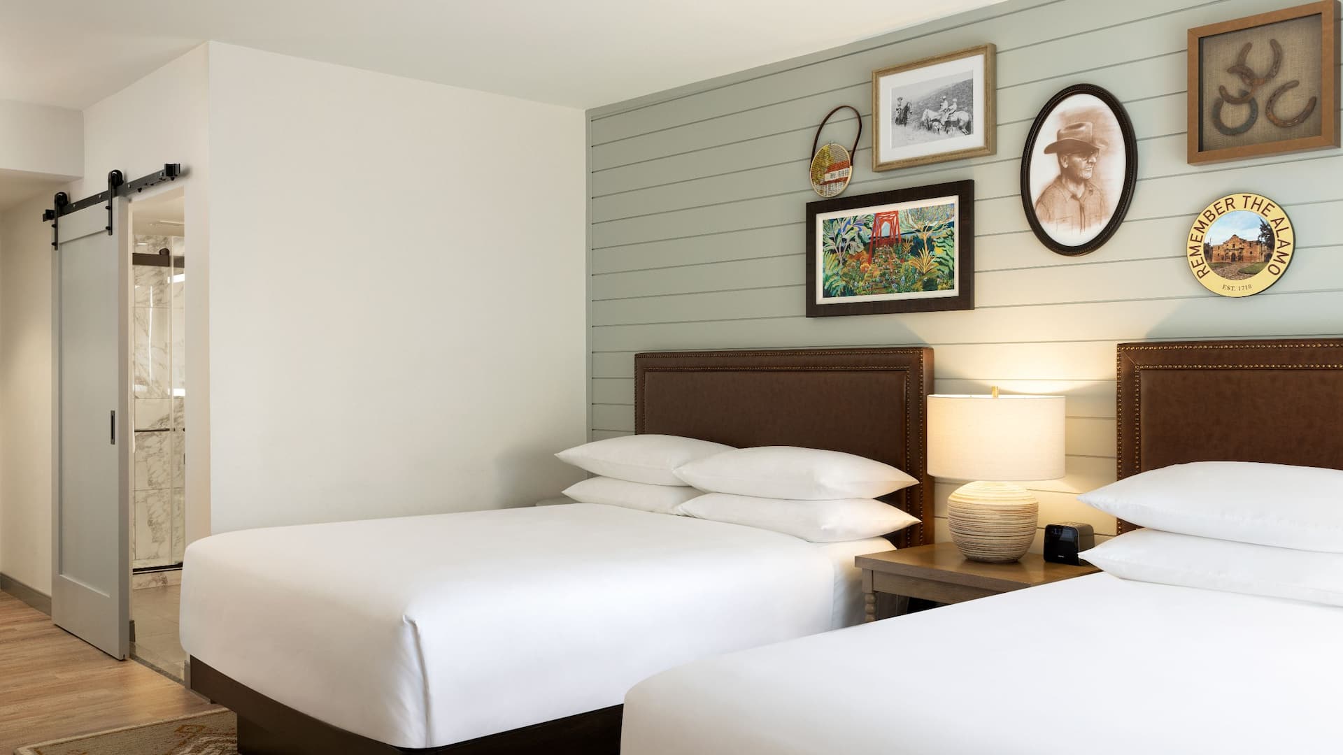 1 из 2 Hyatt Regency Hill Country Resort and Spa Hotel In Hotel Queen