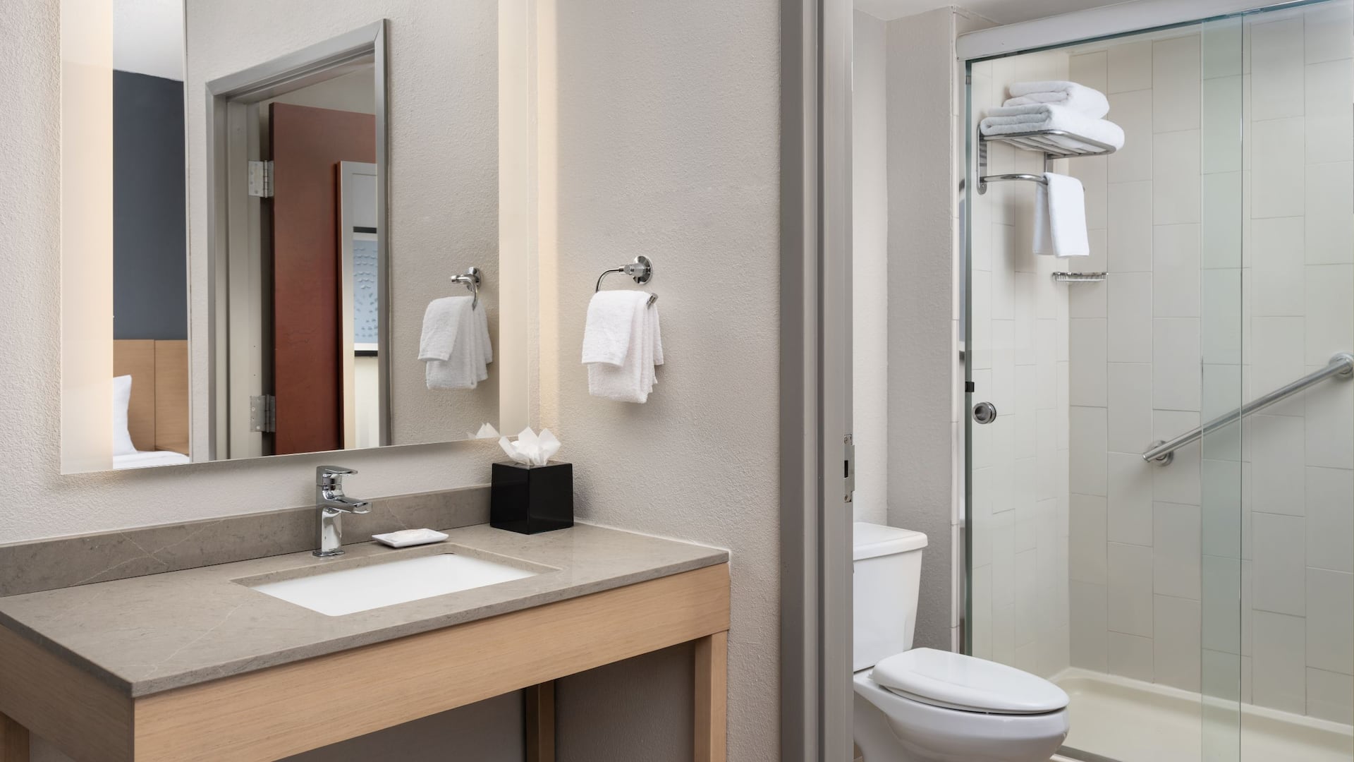 3 von 3 Hyatt Place Atlanta Airport-North Guest Bathroom With Standup Shower