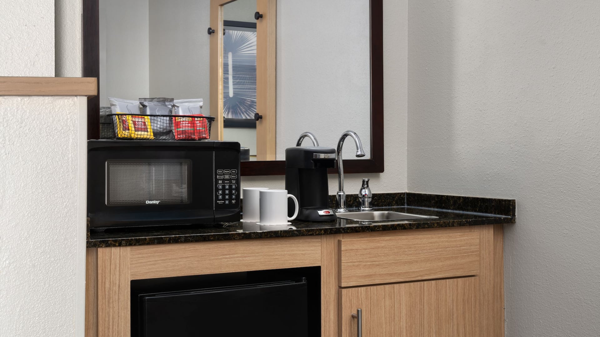 Hyatt Place Atlanta Airport-North Guest Kitchenette Area