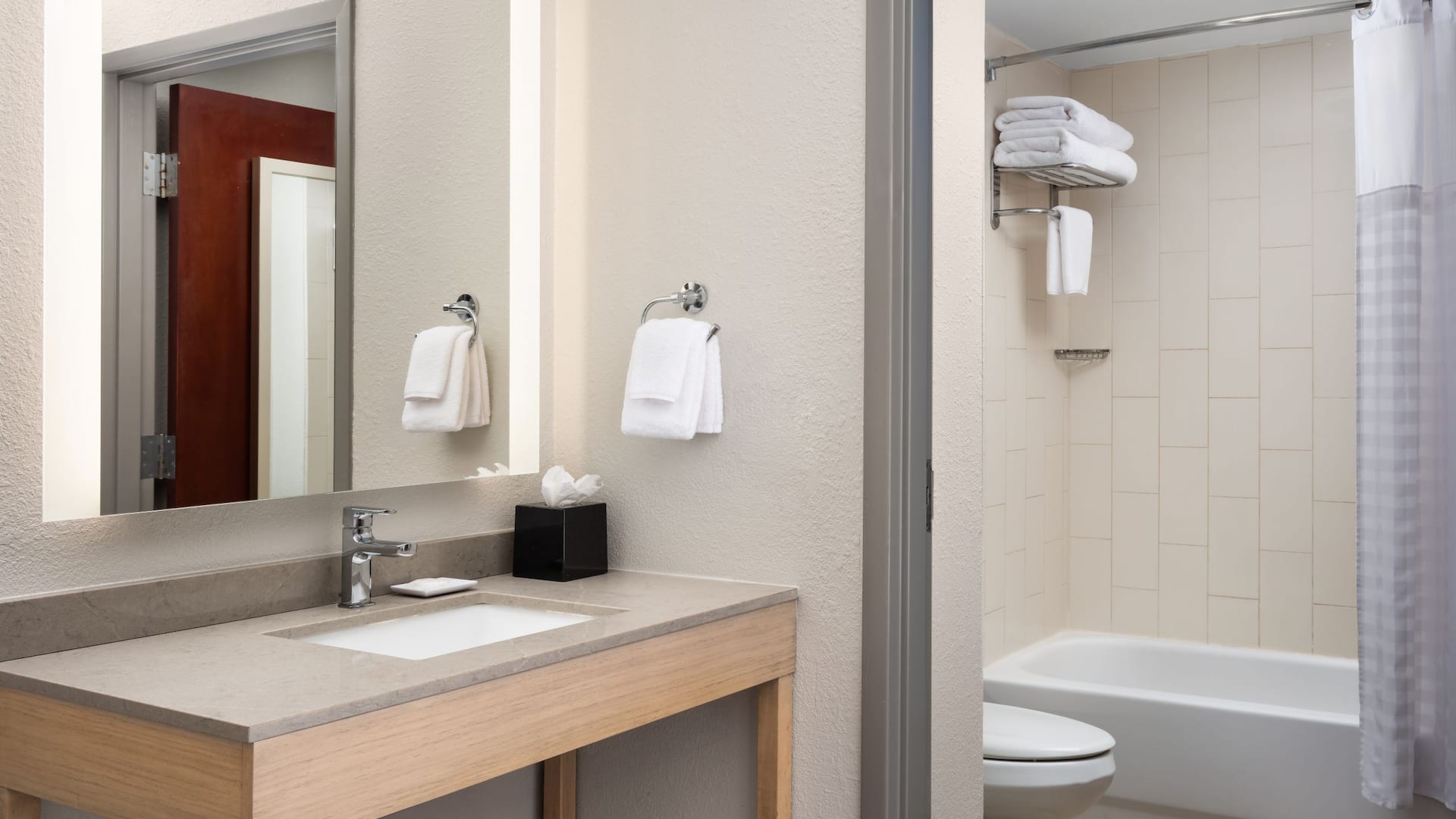 Hyatt Place Atlanta Airport-North Guest Shower And Sink