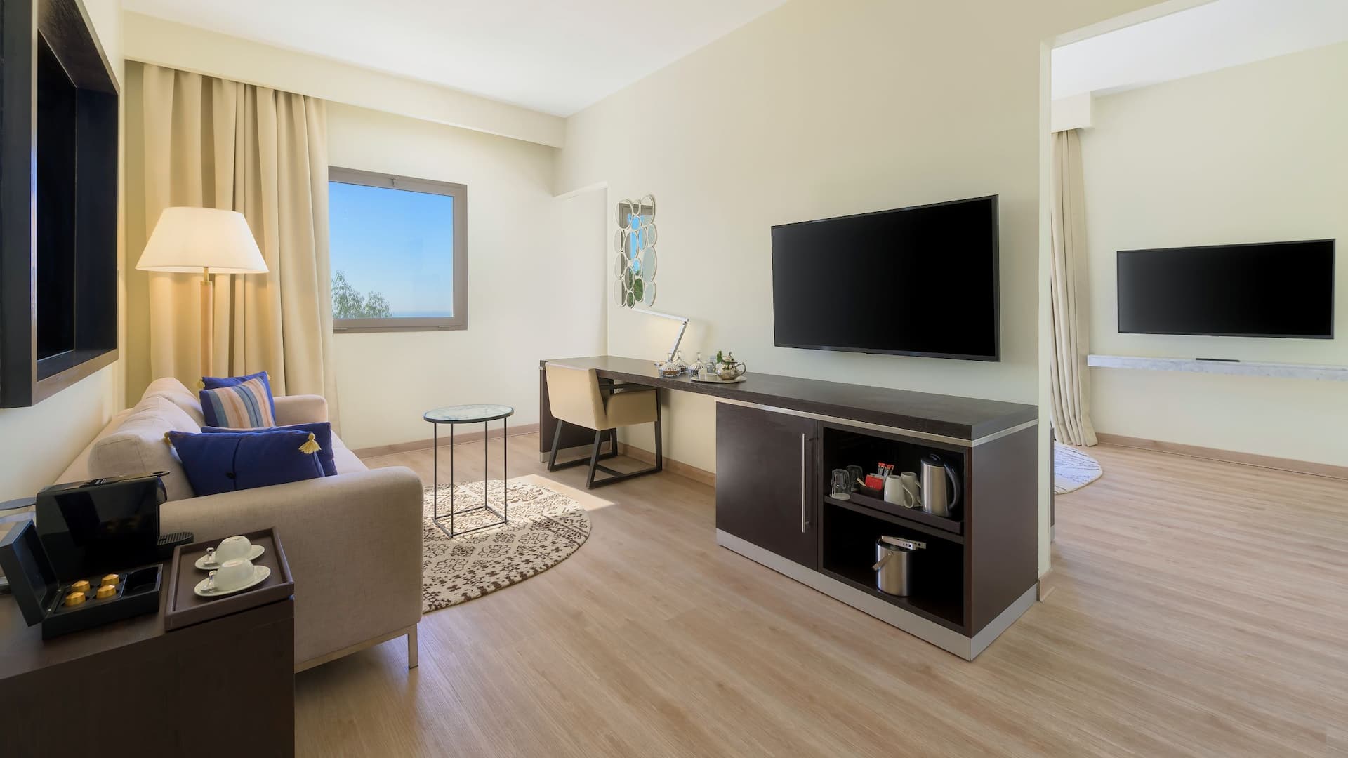 4 de 5 Hyatt Place Taghazout Bay Living Room With Tv