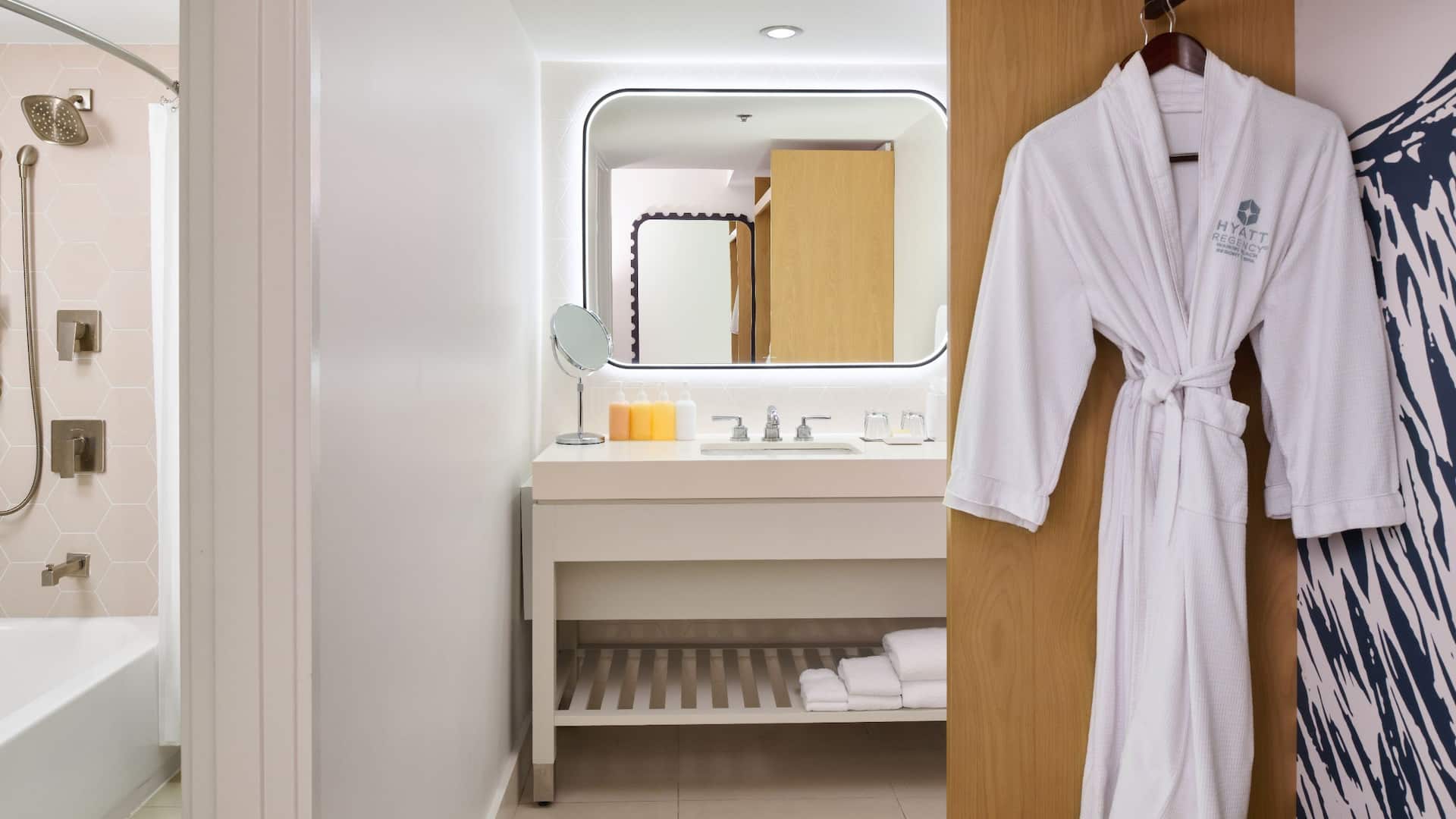 Hyatt Regency Waikiki Beach Resort and Spa King Bed Jr Suite Bathroom