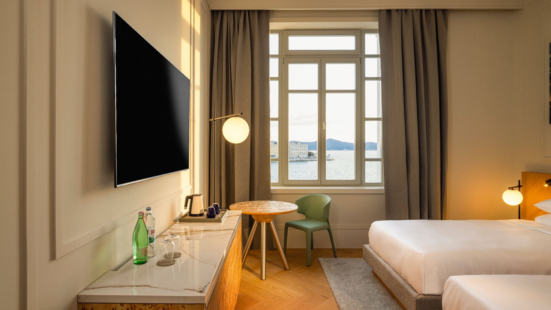 2 de 3 Hyatt Regency Zadar Twin Bed Sea View Sitting Area