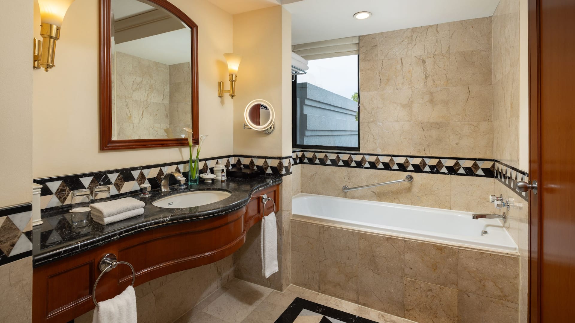Hyatt Regency Yogyakarta Regency Suite Bathroom