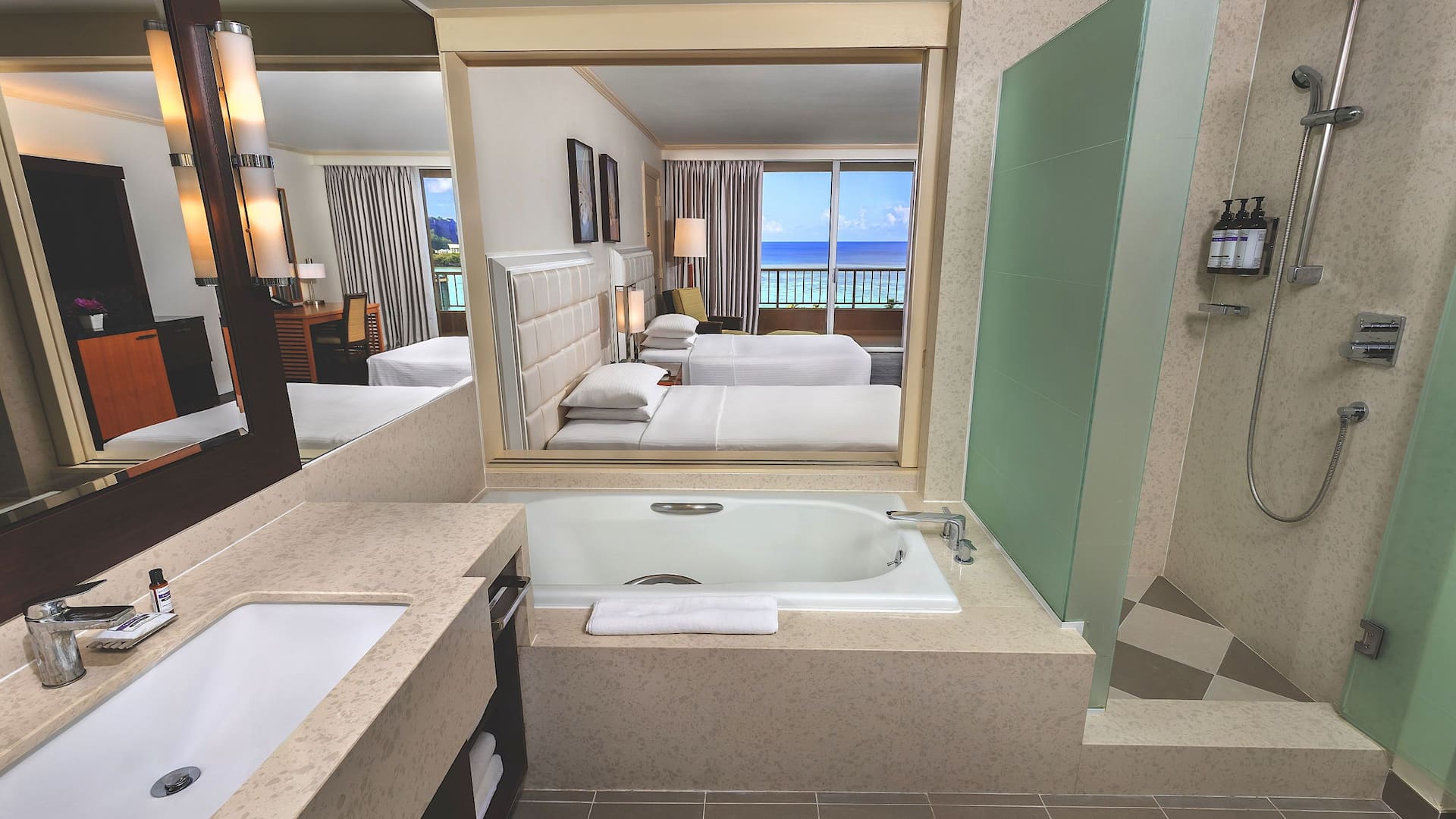 2 de 5 Hyatt Regency Guam Two Double Beds Family Renovated