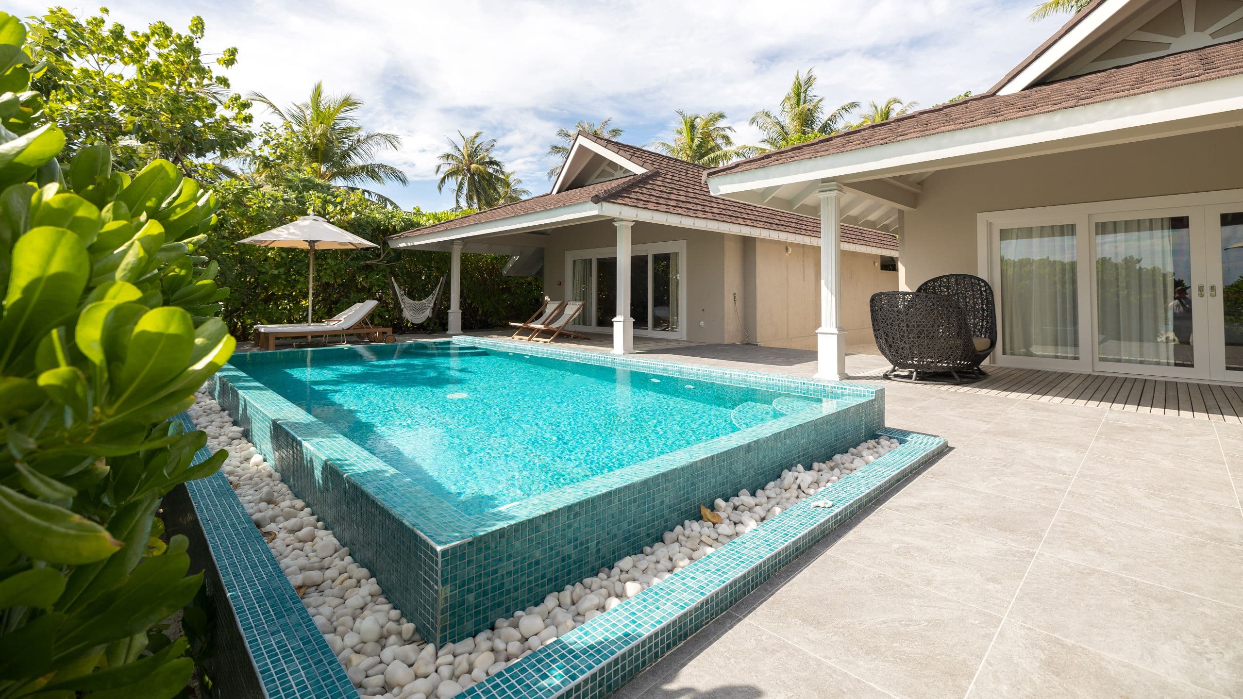 The Standard, Maldives Two Bedroom Beach Villa Pool Close up
