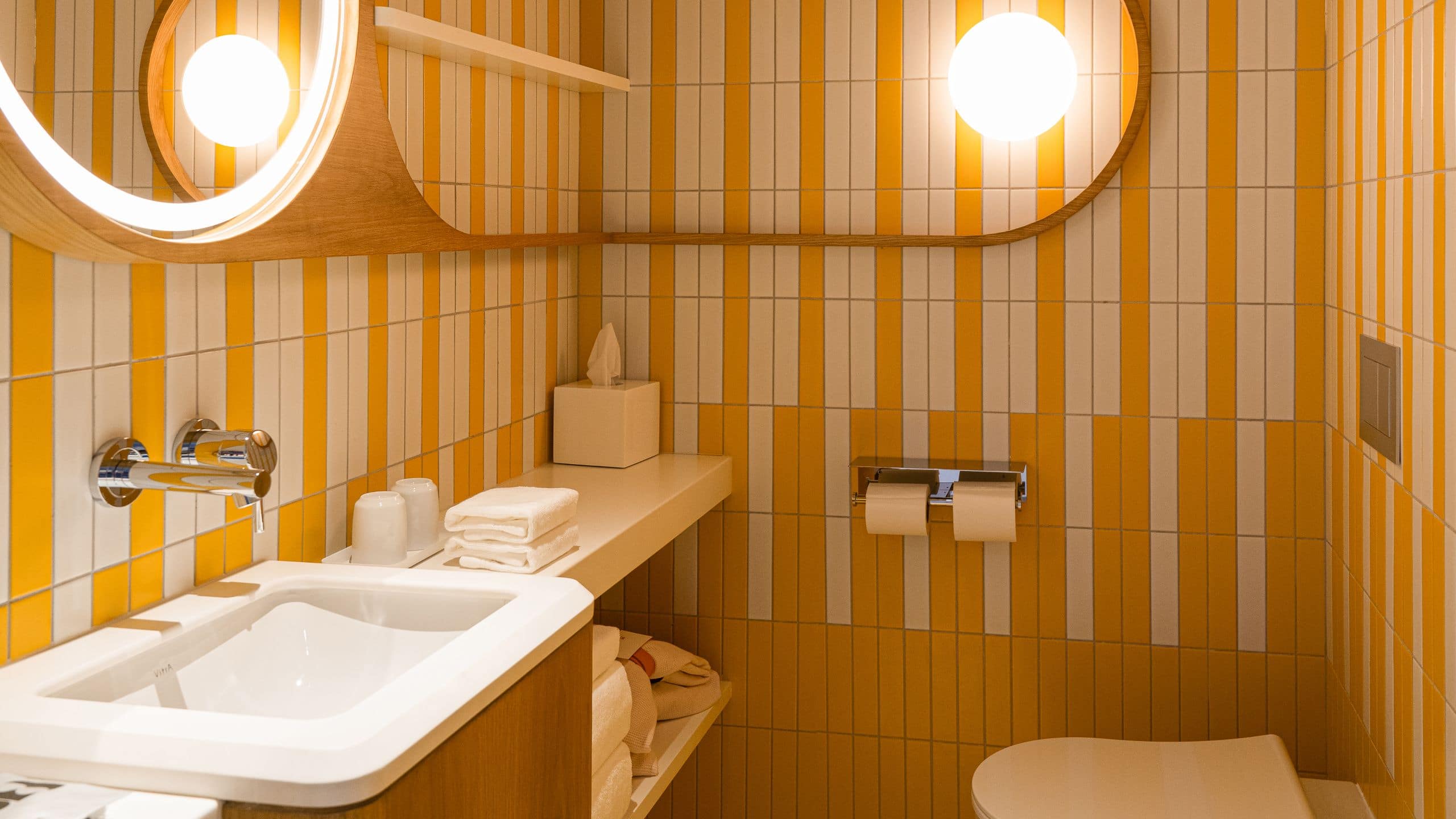 2 von 2 The Standard, Singapore Bathroom