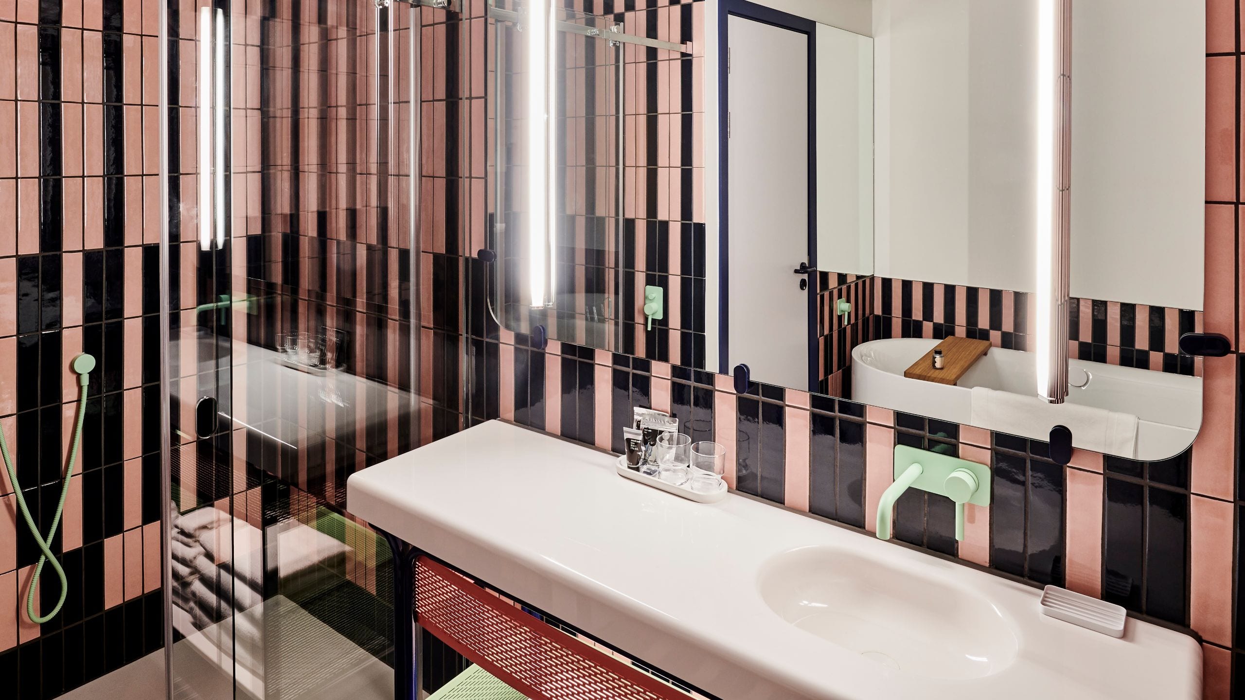 4/4 The Standard, London Double Standard Bathroom
