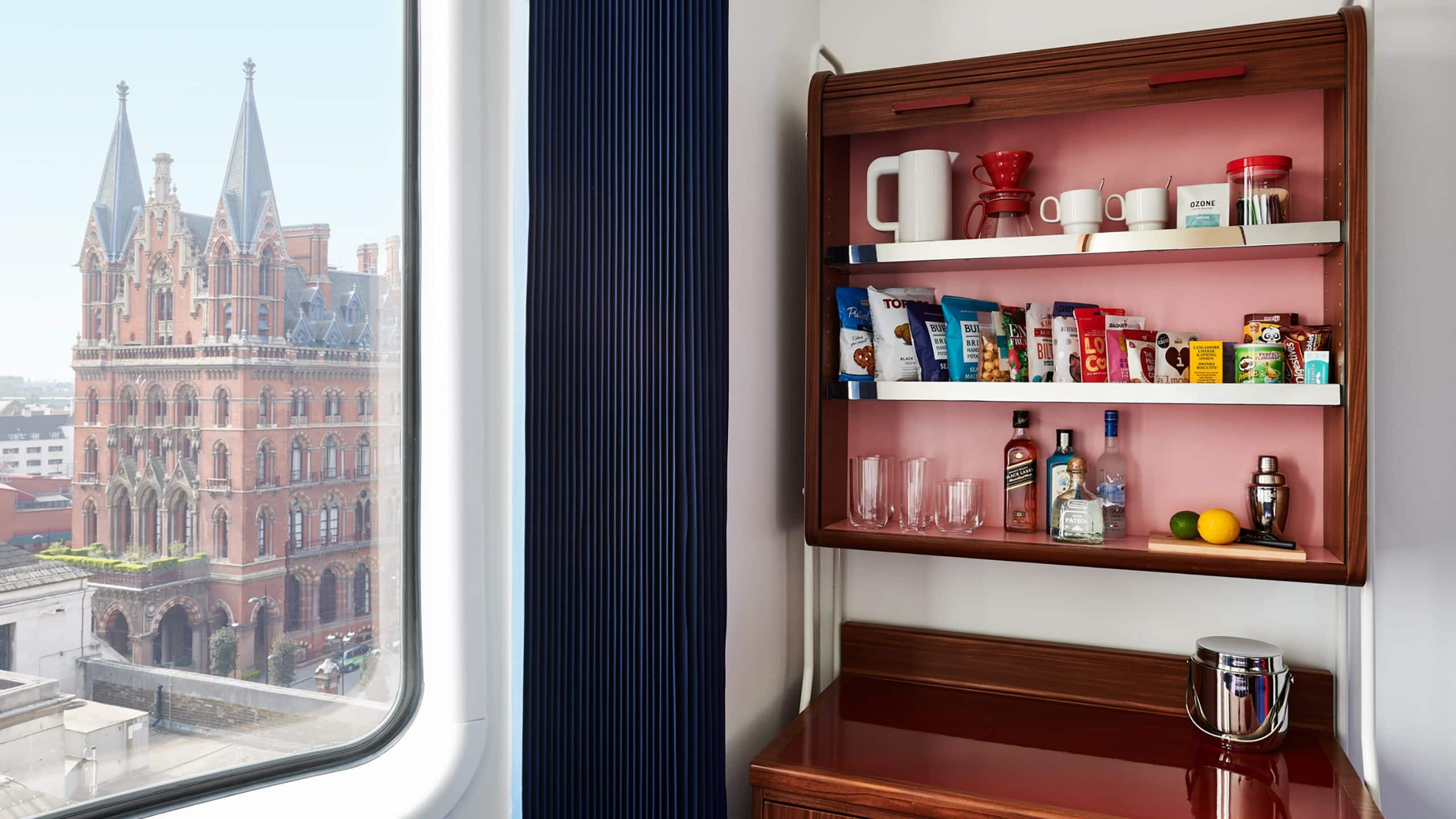 3/3 The Standard, London Kings Deluxe Amenities