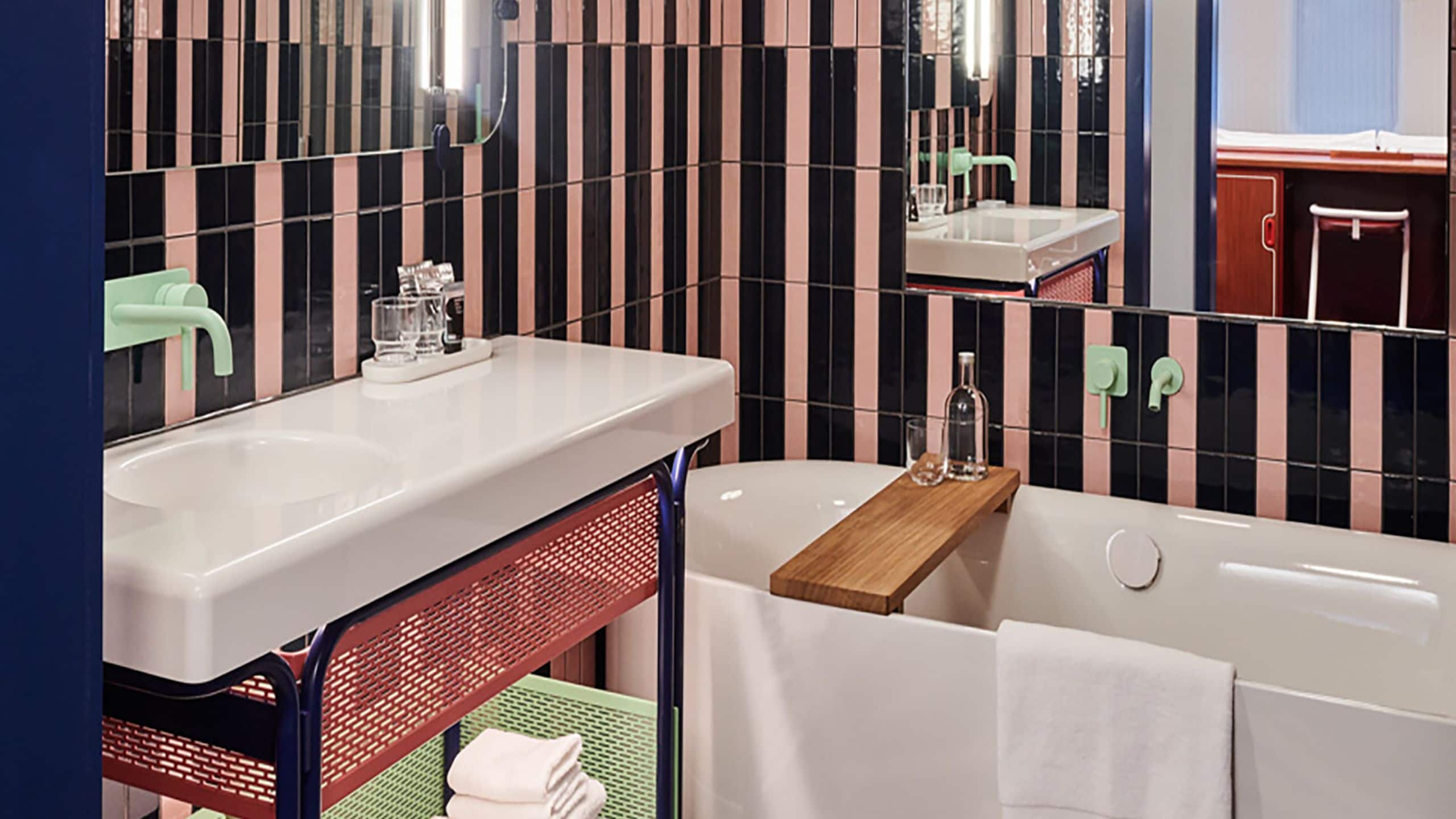 3/3 The Standard, London Single Room Bathroom